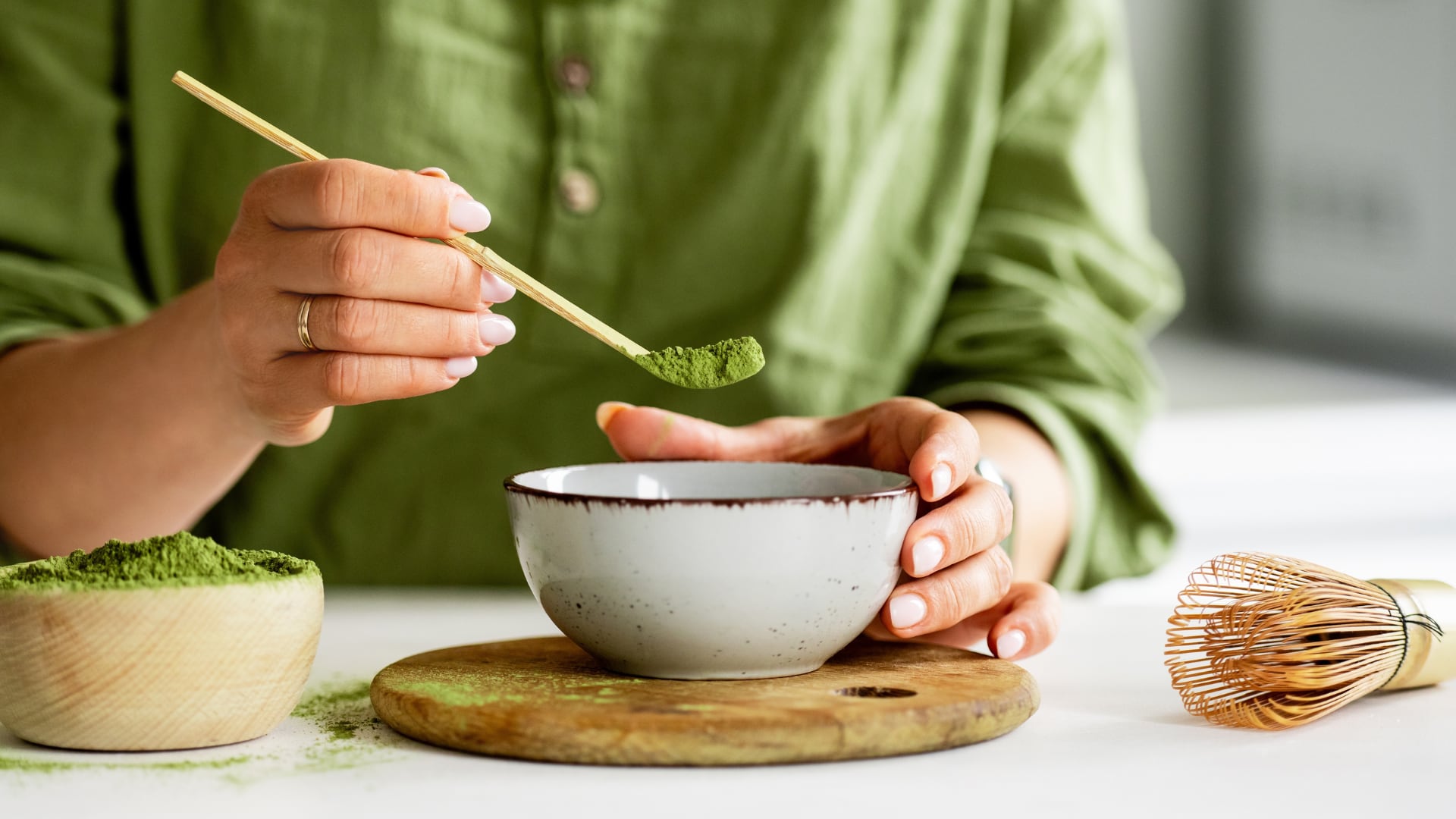 El matcha se elabora a partir de hojas de té verde cultivadas a la sombra, que se vaporizan, secan y se muelen en piedra hasta convertirse en un polvo fino. La diferencia entre infusionar una hoja o consumirla completa parece mínima, pero cambia todo.