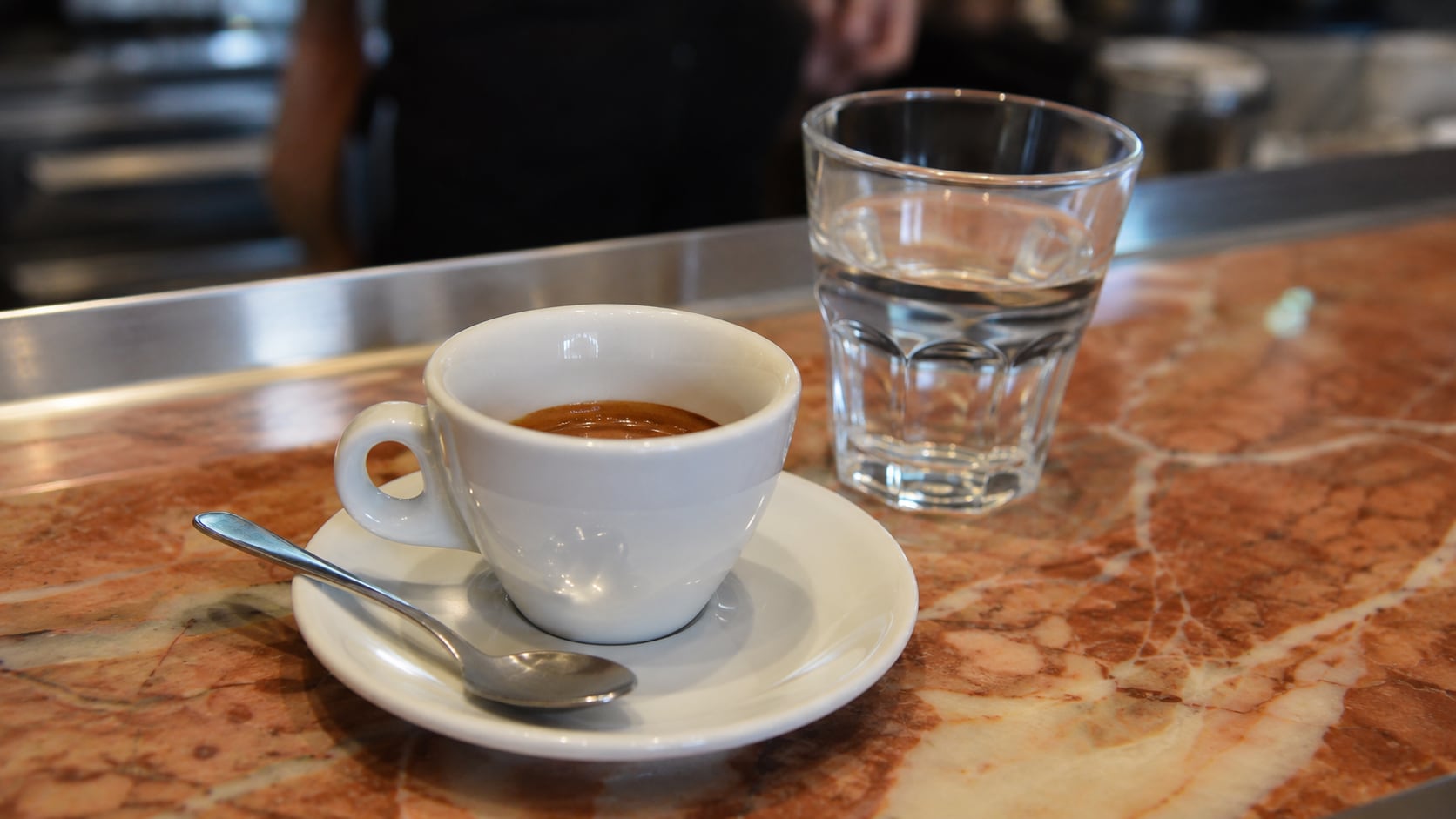 La costumbre de servir agua junto al café en Italia tiene siglos de historia y cumple una función esencial para apreciar mejor el espresso.
