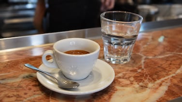 ¿Por qué en Italia se sirve el café con un vaso de agua?
