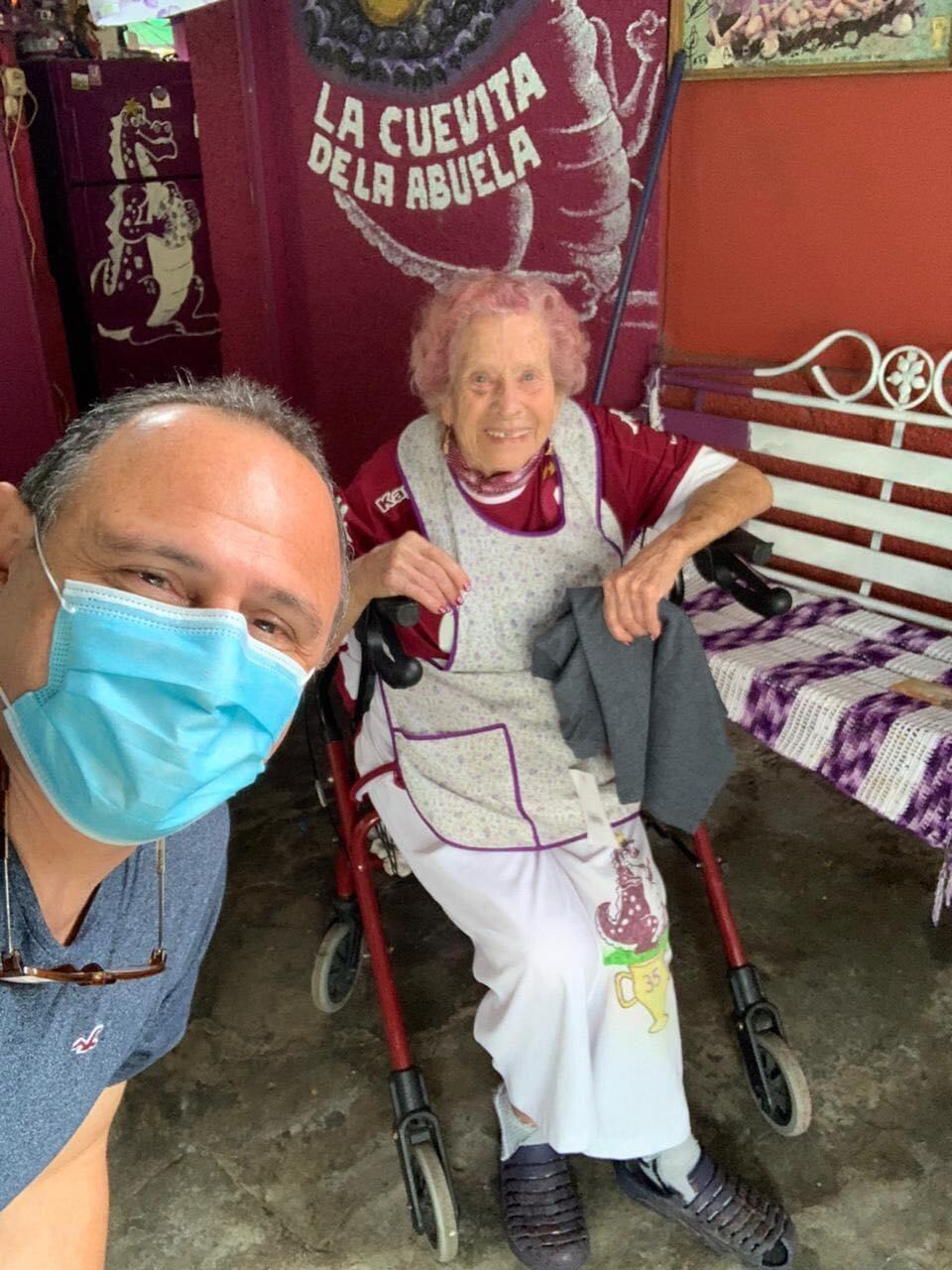 El exportero morado, José Francisco Porras visitó a doña Ceci, tomando todas las medidas sanitarias. Cortesía Saprissa.