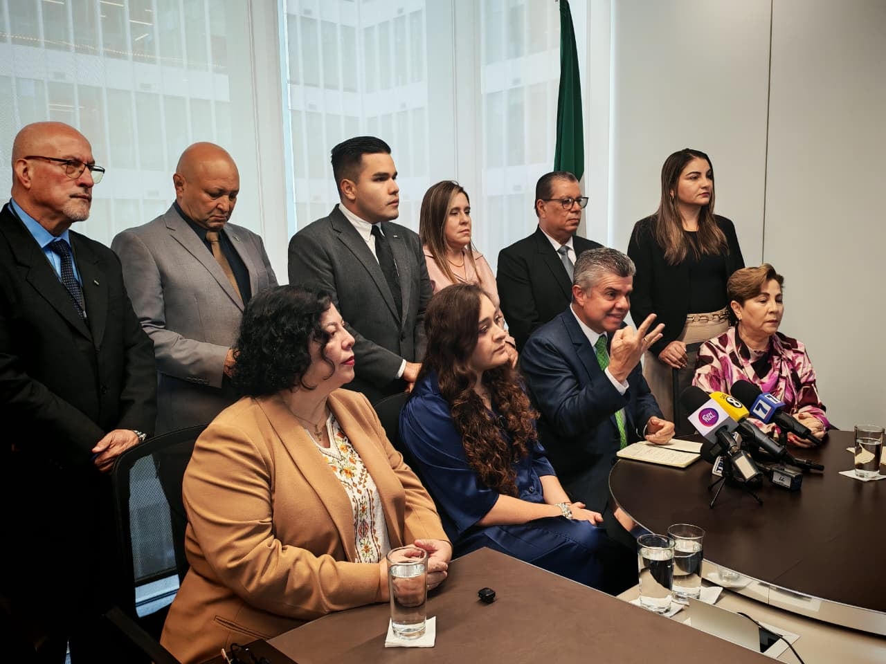 Diputados del Partido Liberación Nacional en conferencia de prensa sobre los peligros del cierre técnico de la Sala Constitucional.