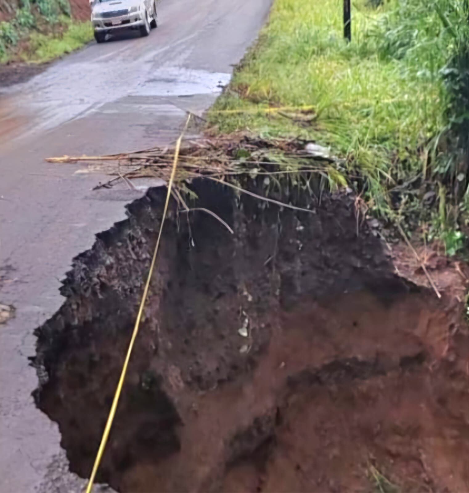 El tramo entre La Tabla y Santa Rita en Río Cuarto de Alajuela quedó falseado por lo que se cerró el paso, debido a las fuertes lluvias. Foto: Edgar Chinchilla