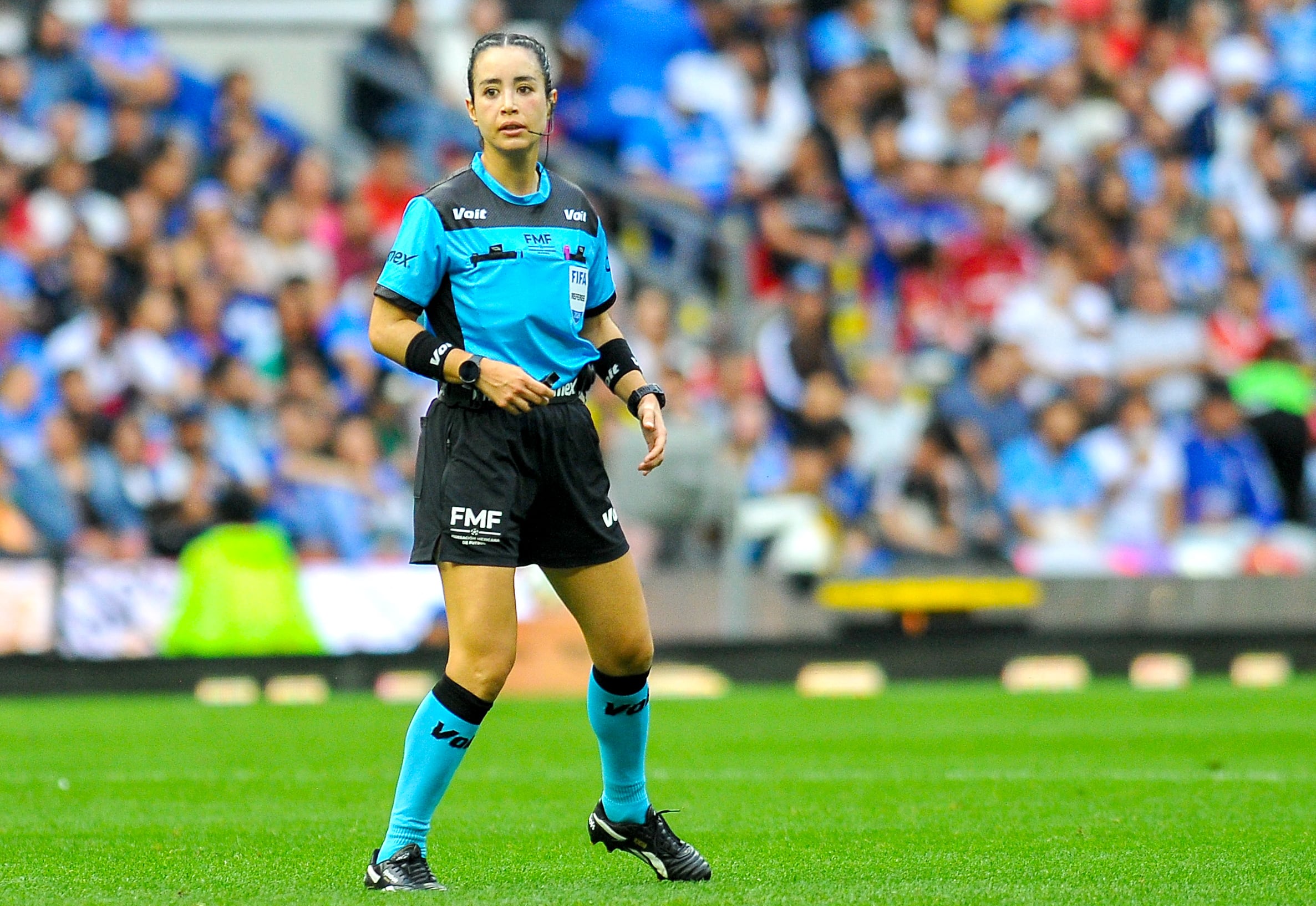 La árbitra mexicana Katia Itzel García, aquí en el partido entre Cruz Azul y Toluca, donde recibió duras críticas del entrenador Antonio Mohamed.