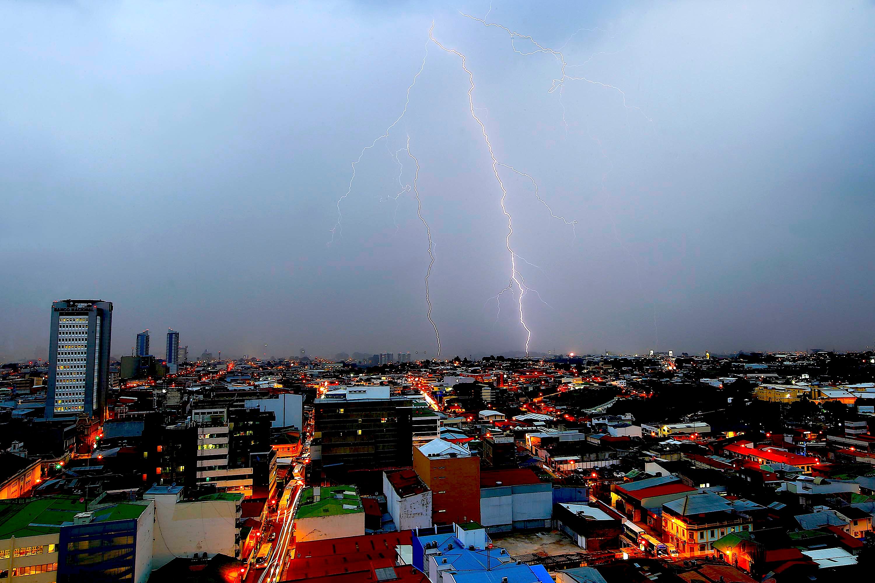 Un rayo el 27 de noviembre de 2018 sobre San José. El nuevo código eléctrico exige la instalación de supresores de sobretensiones eléctricas en viviendas y comercios para proteger contra descargas eléctricas. Fotografía: