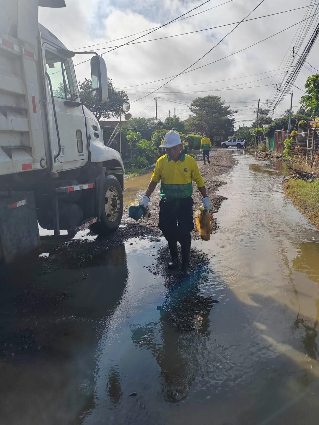 Este lunes cuadrillas de la Municipalidad de Carrillo inpeccionaban las zonas afectadas y ayudaban en la distribución de agua y alimentos a familias afectadas. Foto: Munic. de Carrillo.
