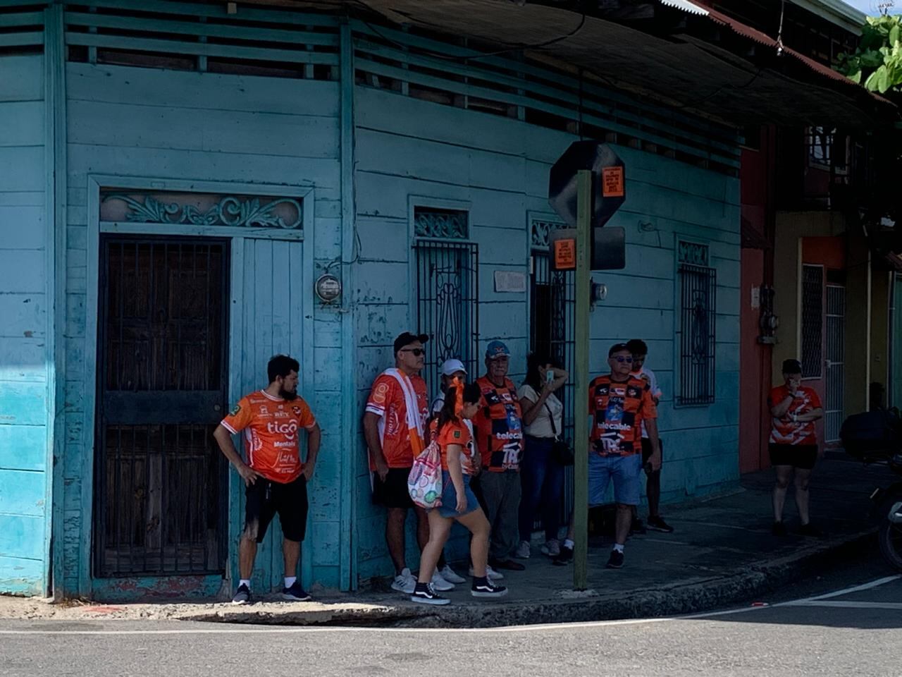 Las camisas de Puntarenas F.C. ya comienzan a notarse nuevamente en el centro de la provincia.