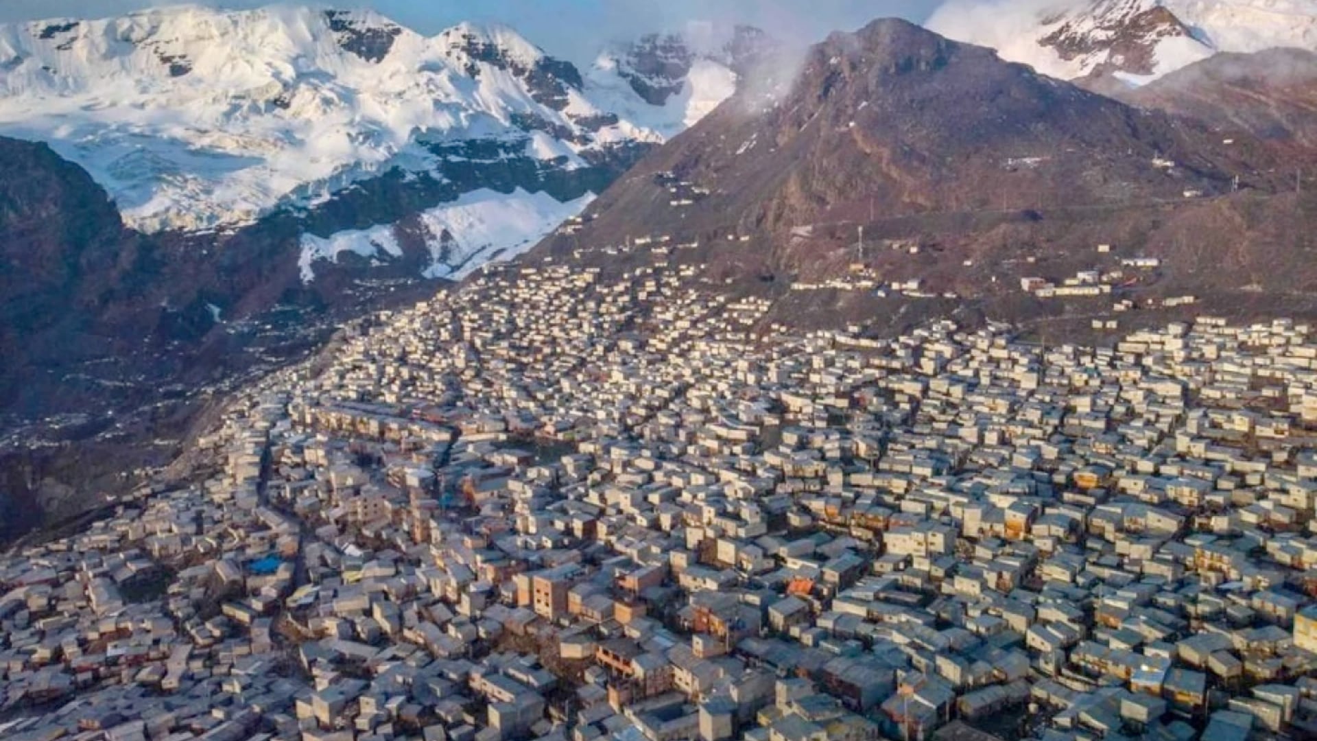 La Rinconada, en Perú, es la ciudad más alta del mundo. Sufre frío extremo, aire enrarecido y una esperanza de vida de 35 años.