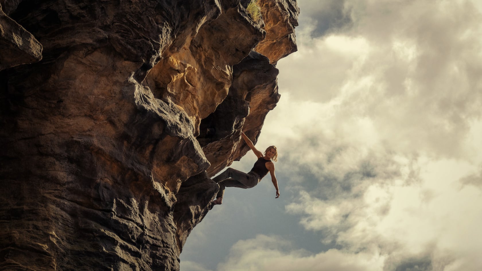 Apex domina Netflix con una historia de persecución y supervivencia protagonizada por Charlize Theron en un entorno salvaje.