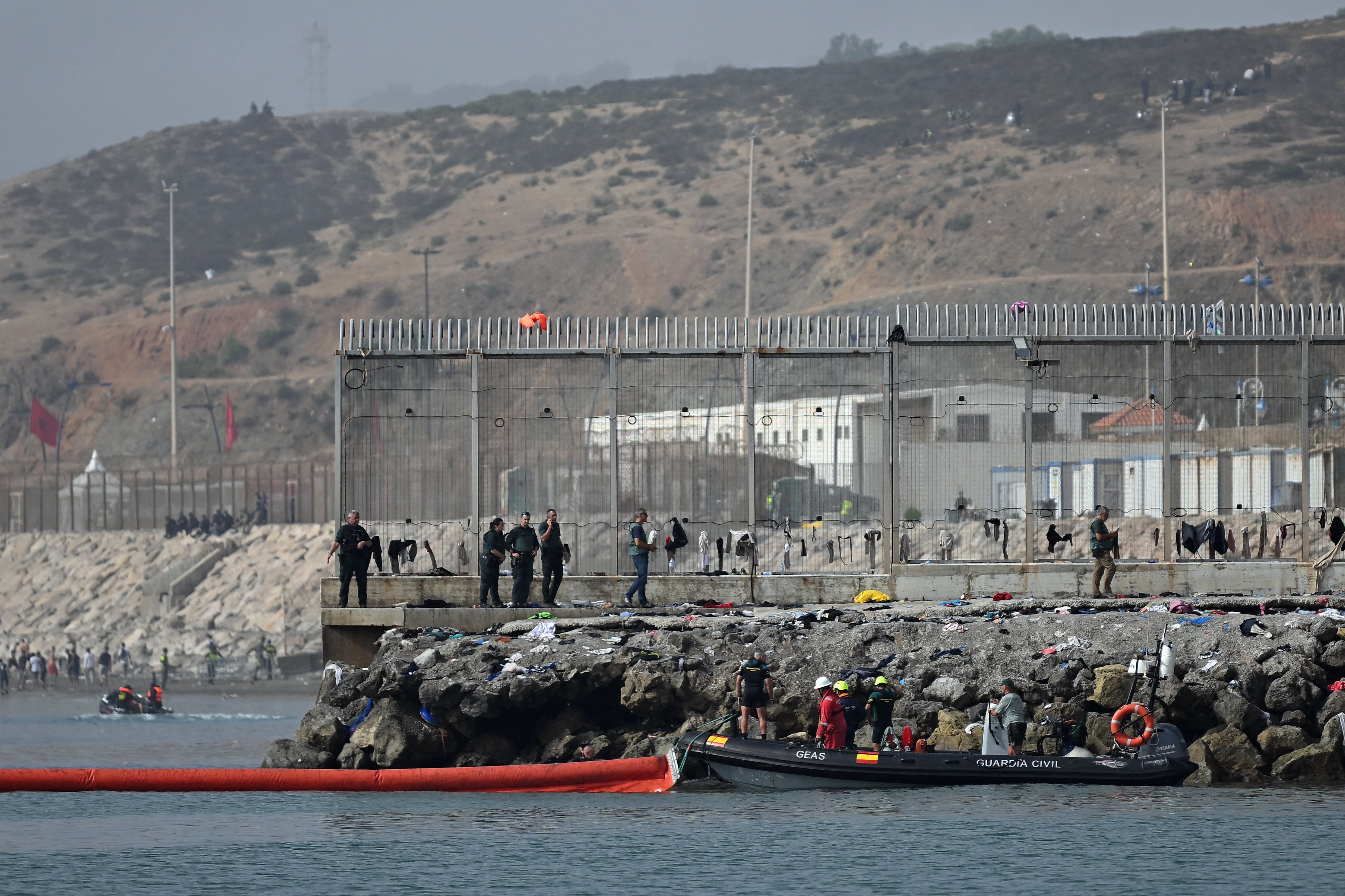 Una barrera neumática de 500 metros es instalada en aguas cercanas a Ceuta para reforzar la seguridad tras el ingreso masivo de migrantes desde Marruecos. Al menos 67 personas murieron durante los cruces, según autoridades españolas.