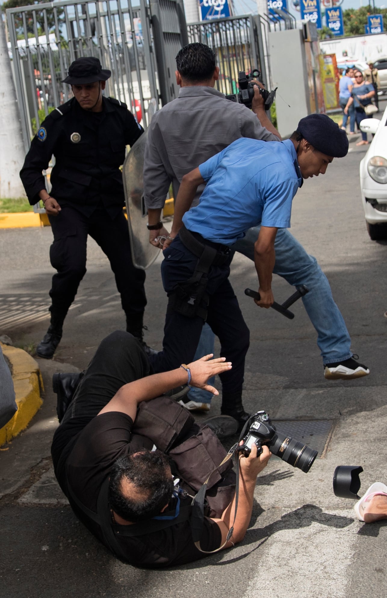 Policía de la dictadura de Nicaragua ataca al fotógrafo de La Prensa, Óscar Navarrete, en 2019.
