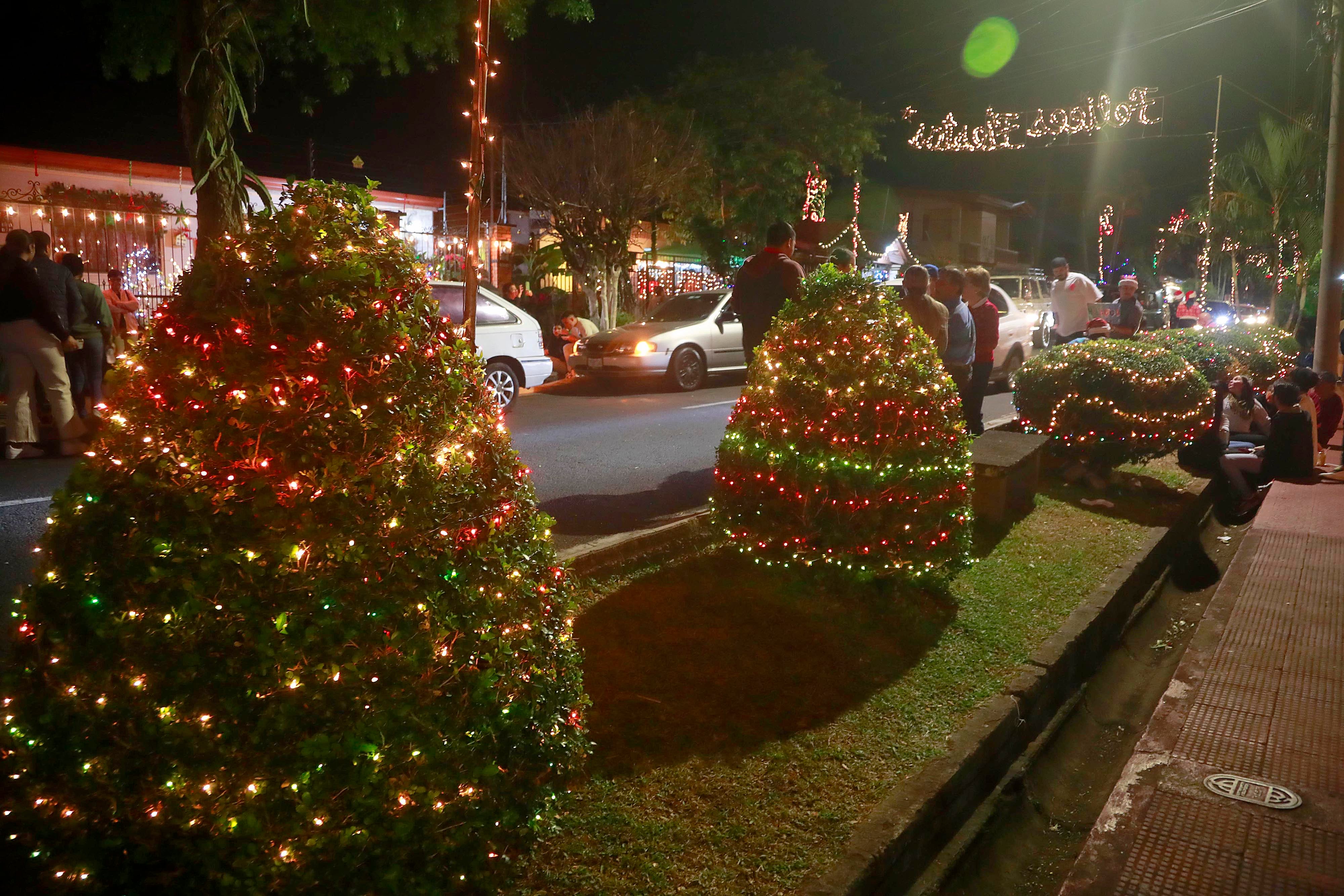 07/12/2023 San Joaquín de Flores. Vecinos de barrio La Cruz reviven la tradición de todos los años con la iluminación del frente de sus casas y árboles de las aceras, además de la venta de comidas que acerca a decenas de personas, quienes todas las noches se acercan para compartir en la calle misma y disfrutar de un verdadero ambiente navideño.