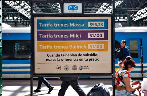 La economía del 'metro cuadrado' y el miedo signaron esta elección. Un cartel diciendo que con Bullrich y Milei el boleto de tren se dispararía a $ 1100 asustó a los viajeros. Poco importa que el déficit del sector ferroviario sea de US$ 3,5 millones por día en un país signado por el corto plazo. Gonzalo Colini - La Nacion, Argentina.