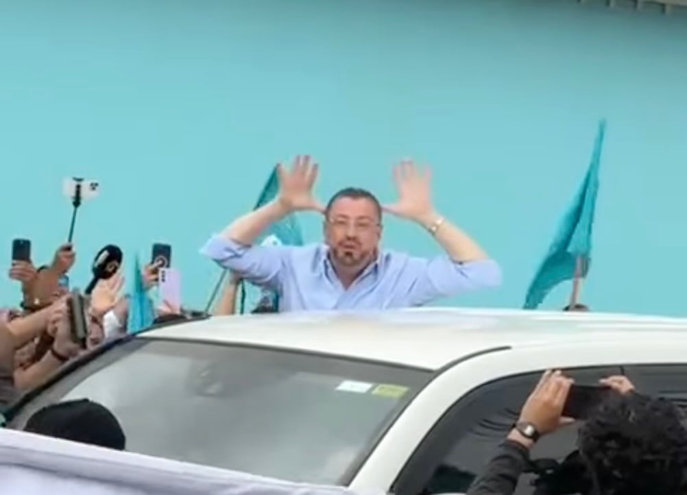 El presidente Rodrigo Chaves gesticuló y respondió a gritos de simpatizantes de otros partidos afuera del Liceo Napoleón Quesada Salazar, en Calle Blancos, durante la jornada electoral.