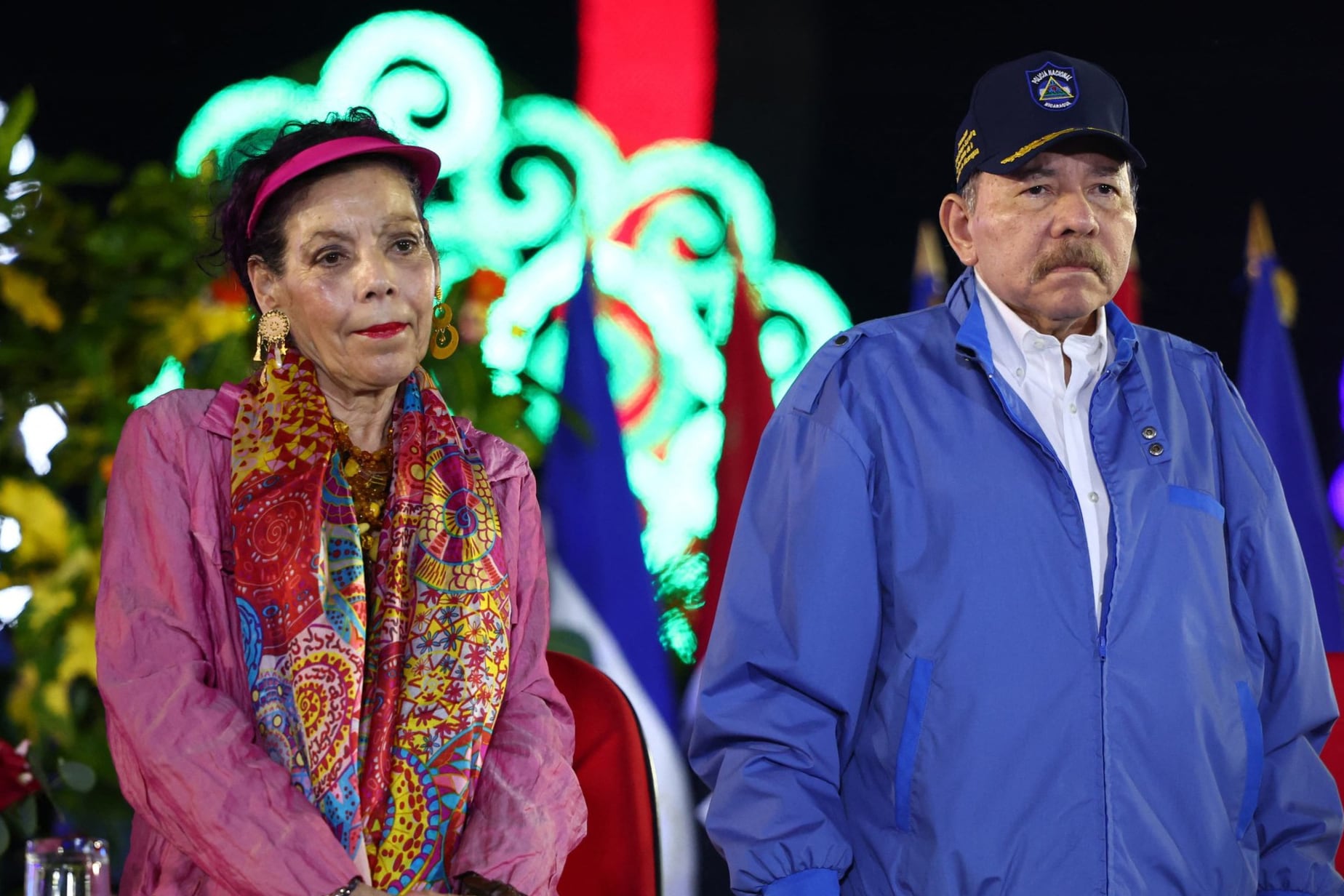 Esta foto, publicada por el medio oficial El 19 Digital el 25 de septiembre de 2025, muestra al presidente de Nicaragua, Daniel Ortega, y a la copresidenta Rosario Murillo asistiendo al desfile conmemorativo del 46.º aniversario de la Policía Nacional de Nicaragua en Managua. Estados Unidos pretende robar las reservas petroleras de Venezuela mediante el despliegue de buques de guerra en el Caribe, declaró el presidente nicaragüense Daniel Ortega el 25 de septiembre de 2025.