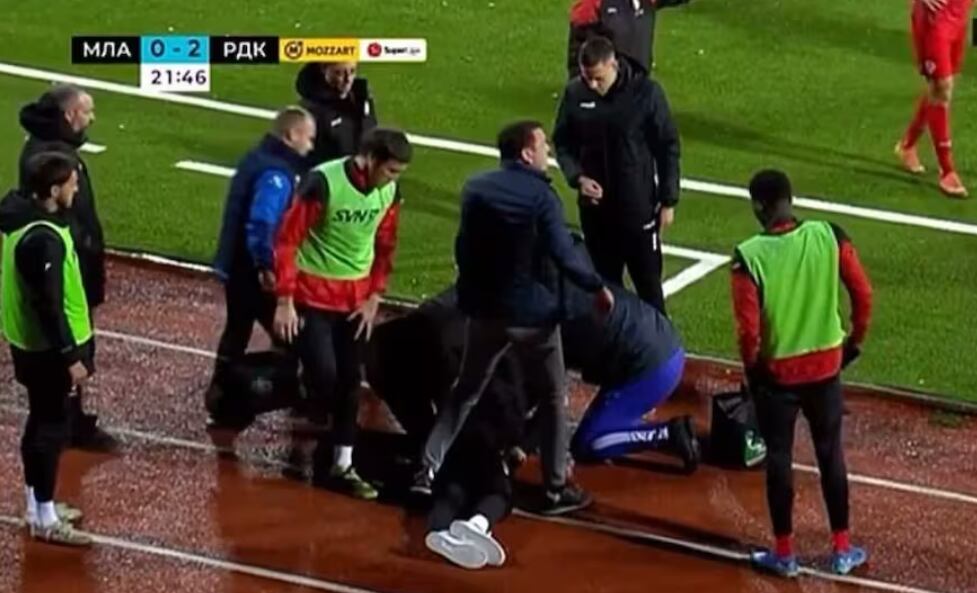 Mladen Zizovic fue auxiliado en la cancha, luego de que se desplomó, producto de un paro cardíaco.