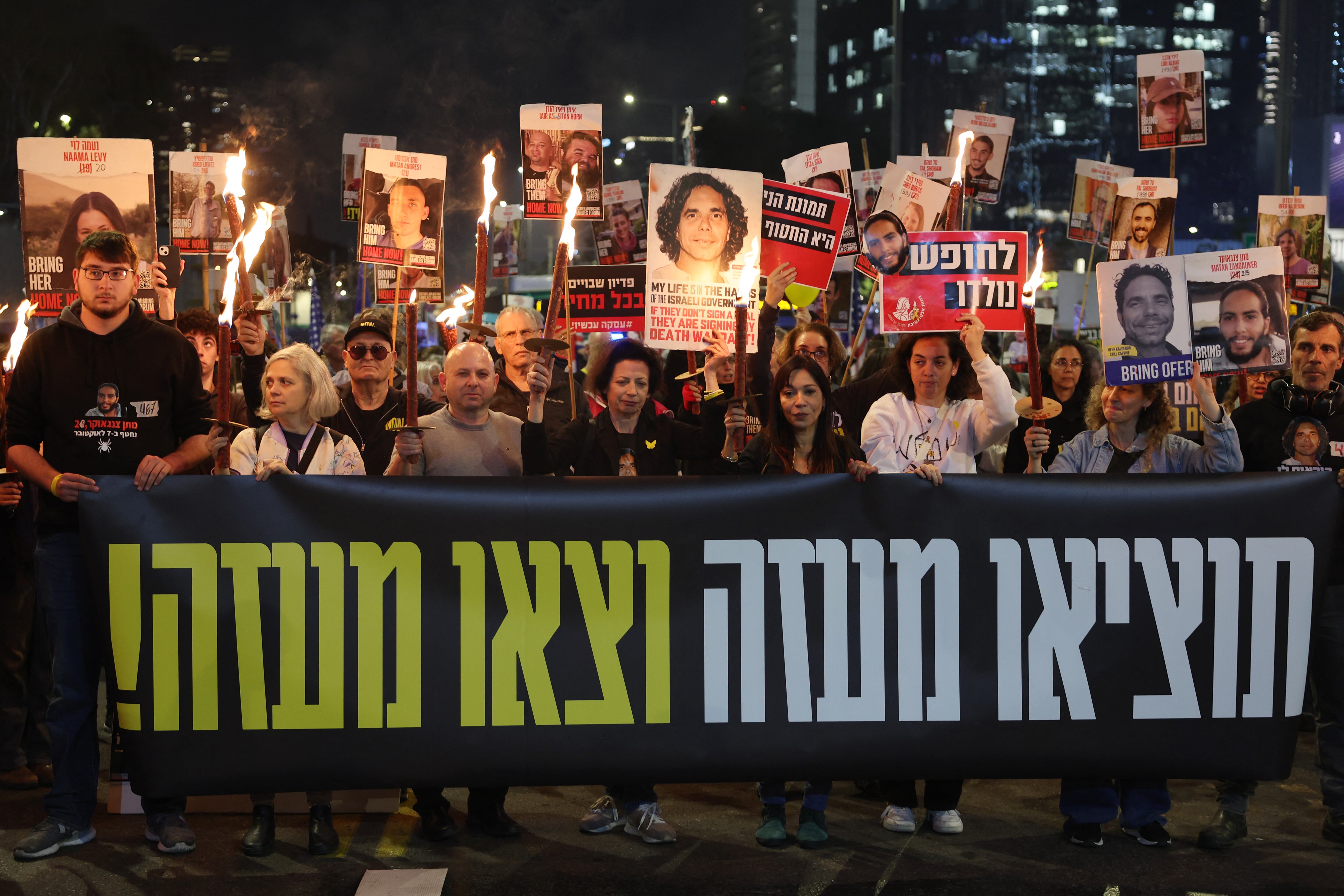 Manifestantes participan en una protesta para exigir la liberación de los israelíes retenidos como rehenes en Gaza desde octubre de 2023, frente al Ministerio de Defensa israelí en Tel Aviv.