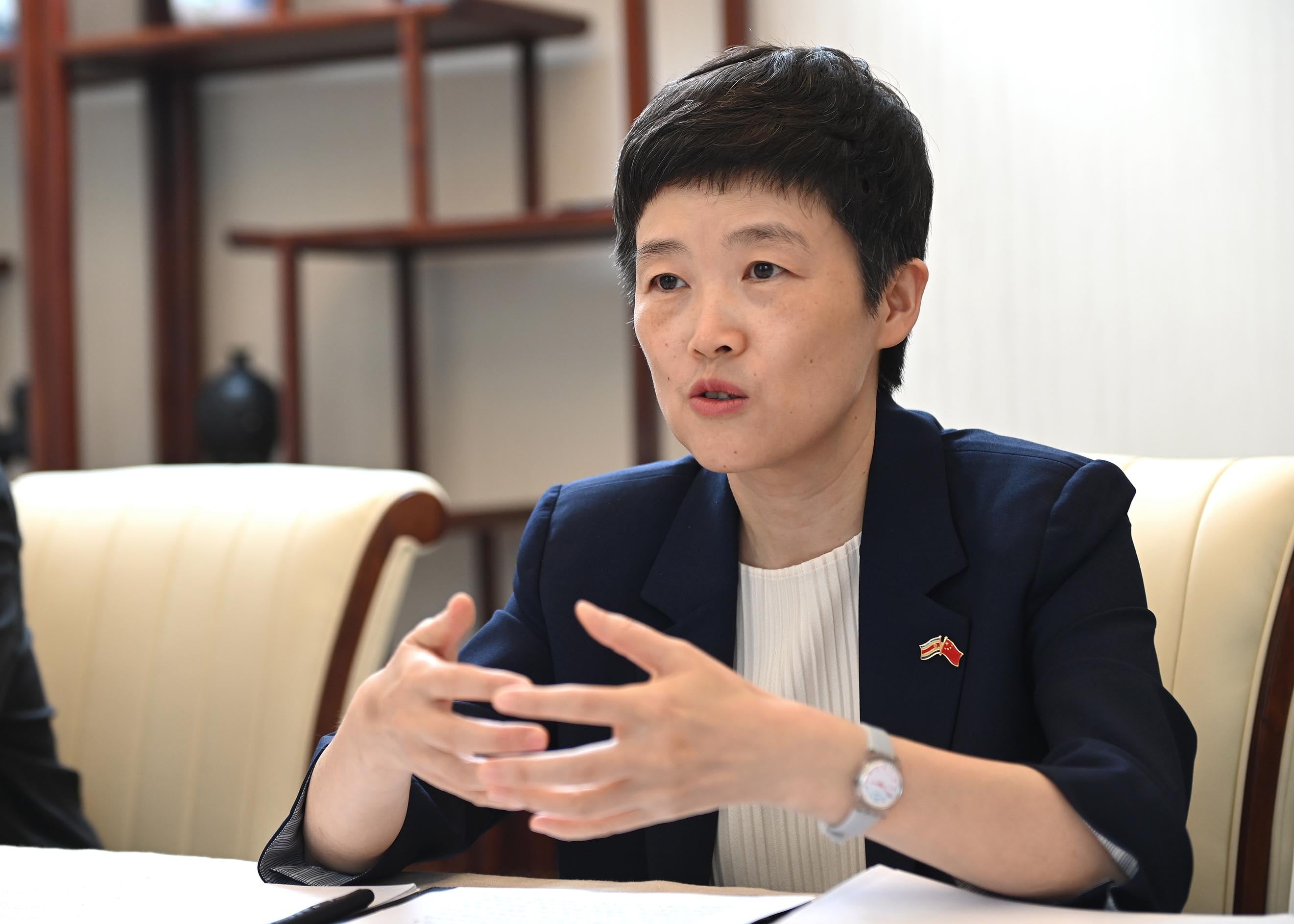 24 de abril del 2025. Embajada de China en Sabanilla de Montes de Oca. 14:30 hrs. Entrevista a la embajadora de China en Costa Rica Wang Xiaoyao. Foto: Albert Marín para la Nación.