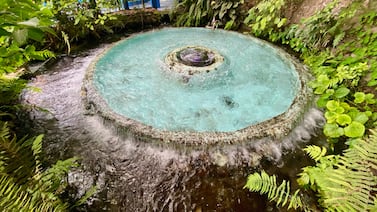 El gran ojo azul que me mira desde niña