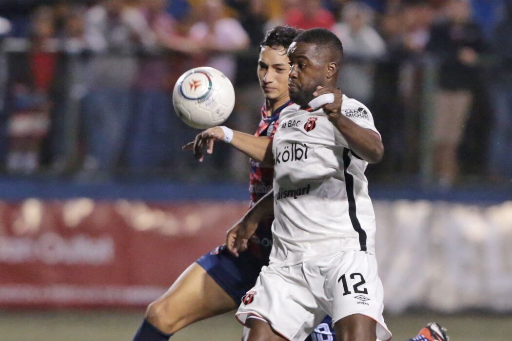 25/01/2024/ Juego entre AD San Carlos vs Liga Deportiva Alajuelense por la jornada 4 del torneo clausura de la copa Promerica en el estadio Carlos Ugalde de Ciudad Quesada / Foto John Durán