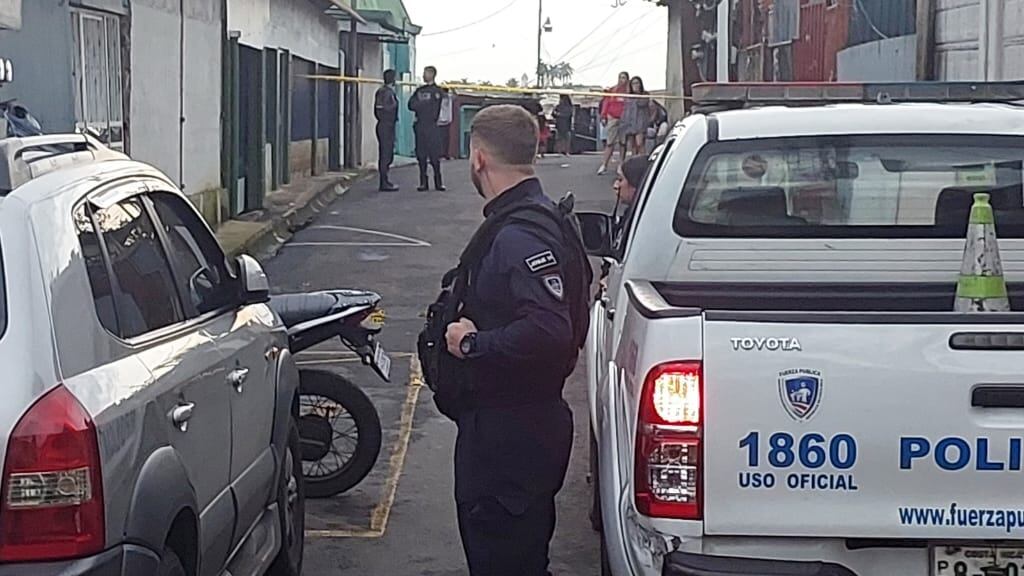 Oficiales de Fuerza Pública aseguraron la escena donde esta madrugada murieron dos personas y otras resultaron heridas en una balacera en Desamparados. Fotografía: