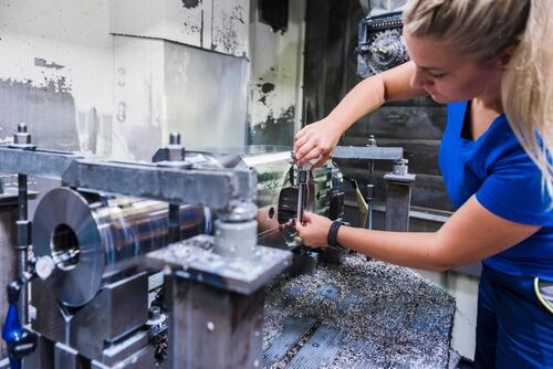 Cuando los jóvenes enfrentan perspectivas laborales limitadas y ven pocas posibilidades de movilidad ascendente es más probable que adopten la idea de la suma cero.