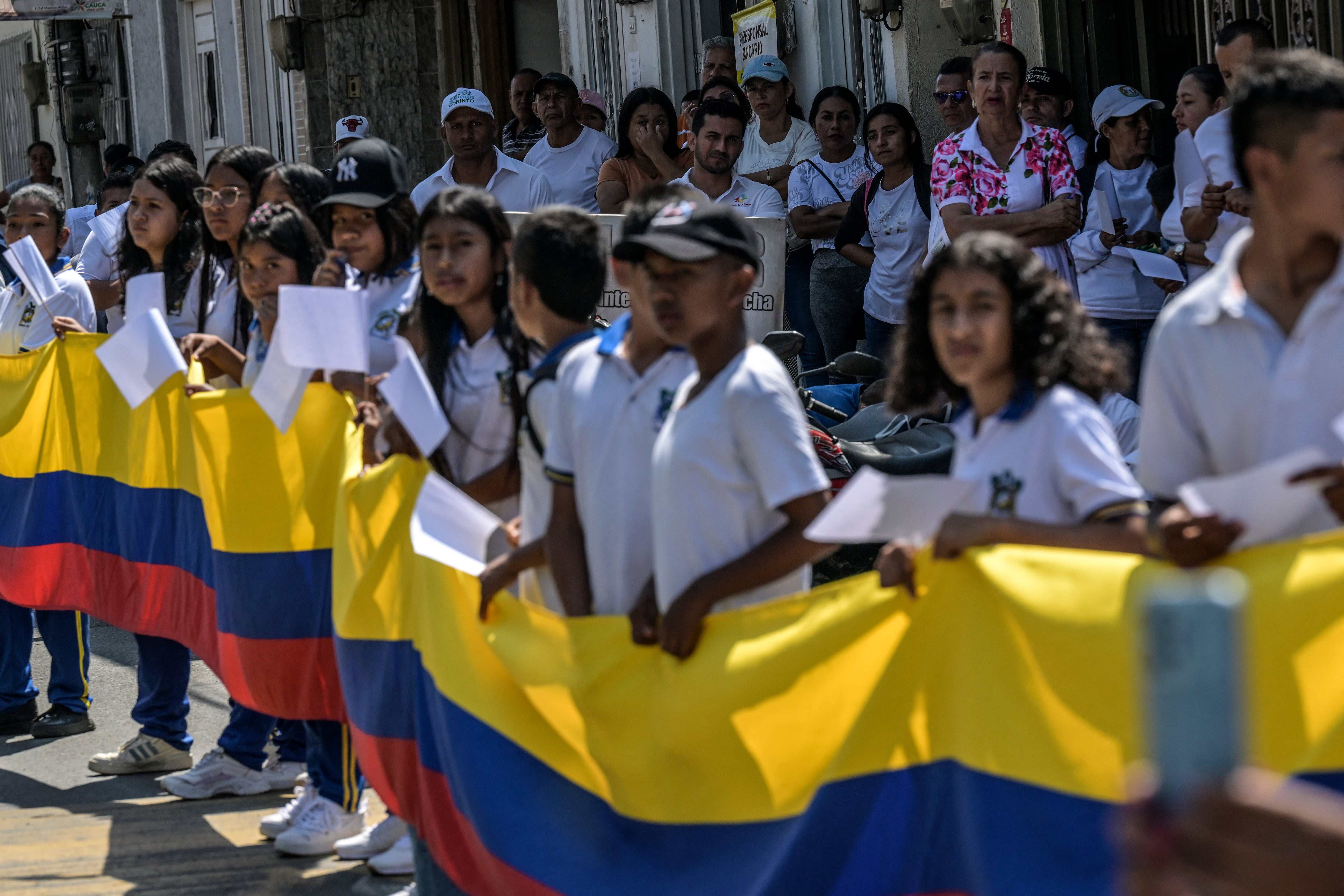 Estudiantes y lugareños participan en una protesta contra la violencia luego de que la escuela José María Obando fuera alcanzada por disparos durante los combates que tuvieron lugar el 5 de septiembre entre la Policía colombiana y el frente de la disidencia de las FARC.