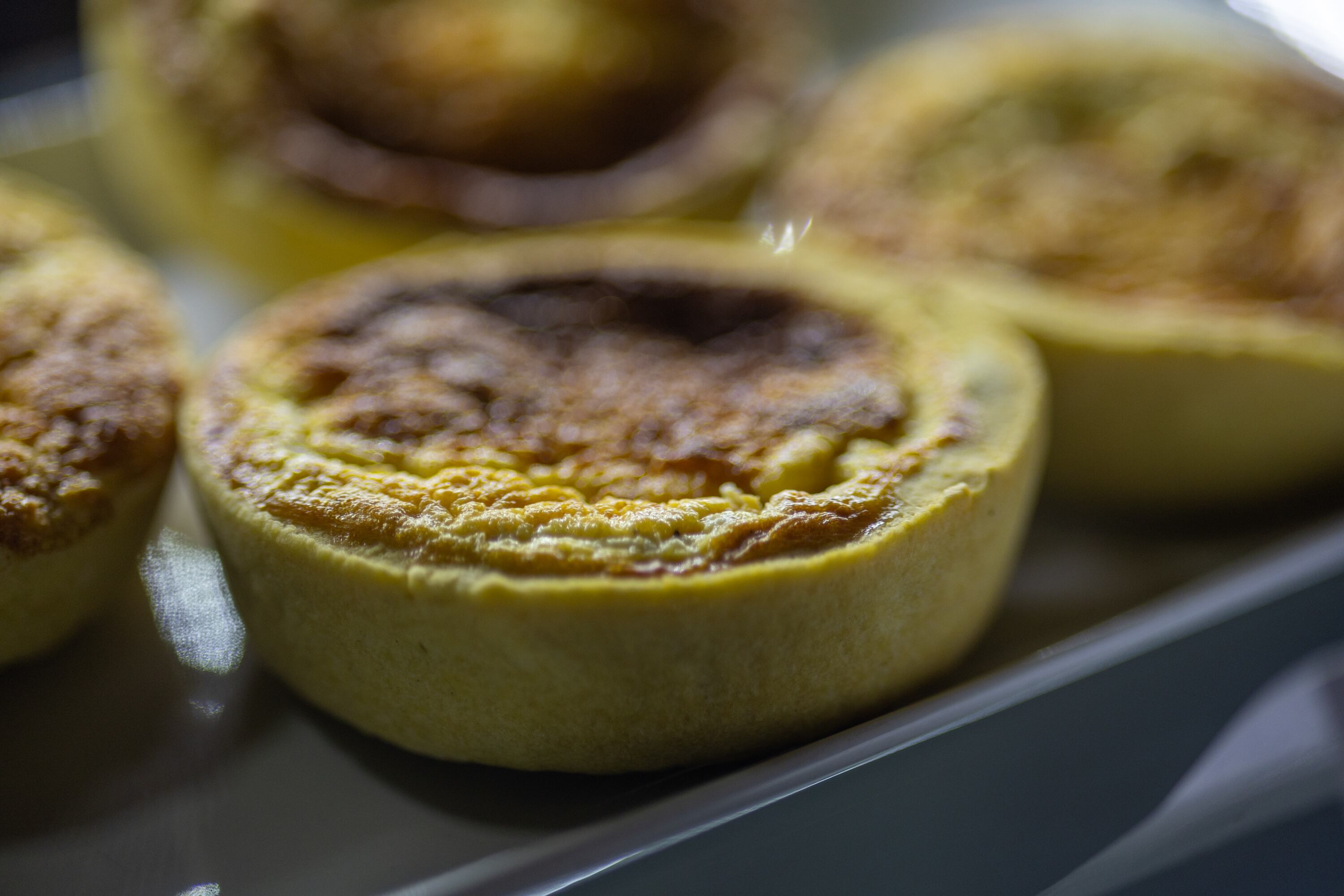 08/08/2024, San Jose, San Pedro, fotografía del local La Petit France y de sus dueños y fundadores, Zoé Castells Raust, Valerie Raust y Damien Castells.