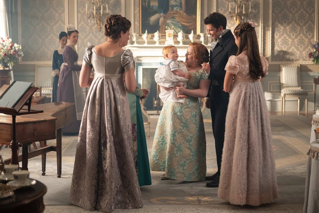 La primera aparición del bebé Lord Featherington en la casa de los Bridgerton sorprendió a los fanáticos en las imágenes exclusivas publicadas por Netflix.