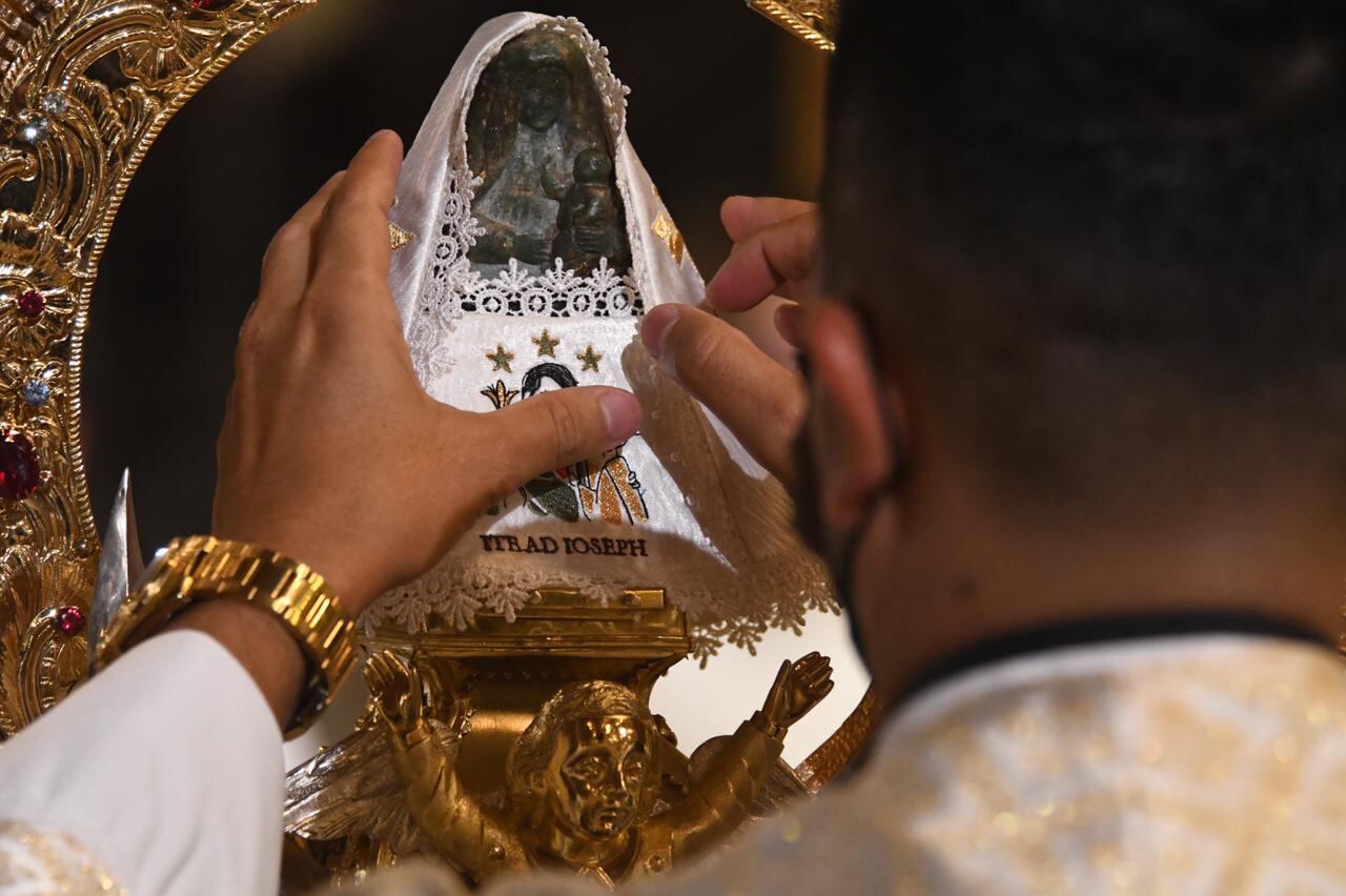 La tradicional Vestición, cambiarle el vestido el 1 de agosto de cada año a la Virgen de Los Ángeles en Cartago, se realizó ese 2021. El vestido lo realizó la arquidiócesis de San José como parte de las celebraciones del bicentenario de nuestra democracia.