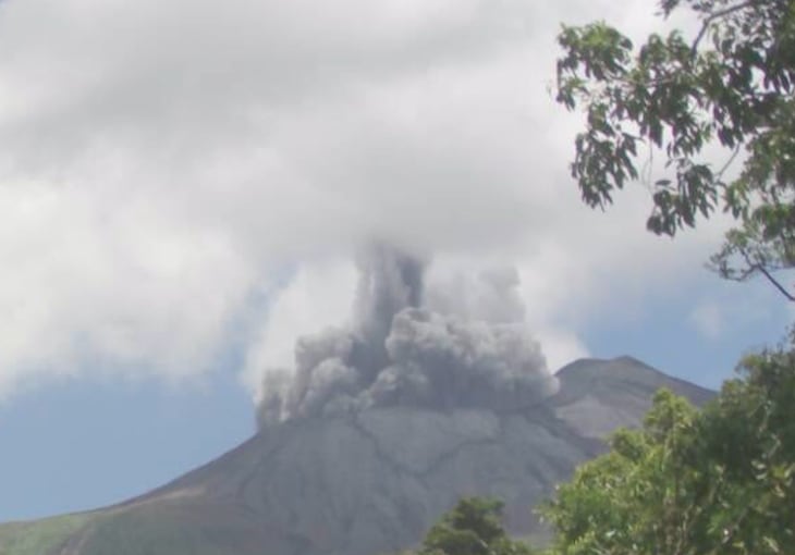 La erupción del volcán Rincón de la Vieja ocurrió pasado el mediodía de este viernes 17 de abril del 2026. Foto: Captura de video Ovsicori