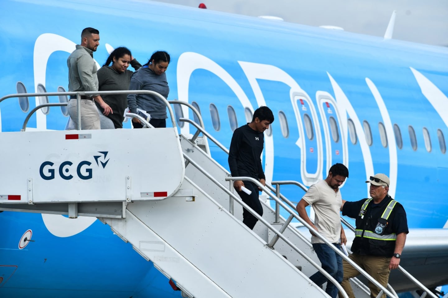 Migración alega que Defensoría requirió información sobre paradero de 25 deportados por EE. UU. mediante WhatsApp