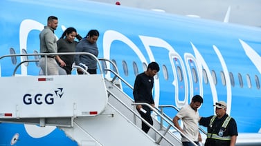 Migración alega que Defensoría requirió información sobre paradero de 25 deportados por EE. UU. mediante WhatsApp