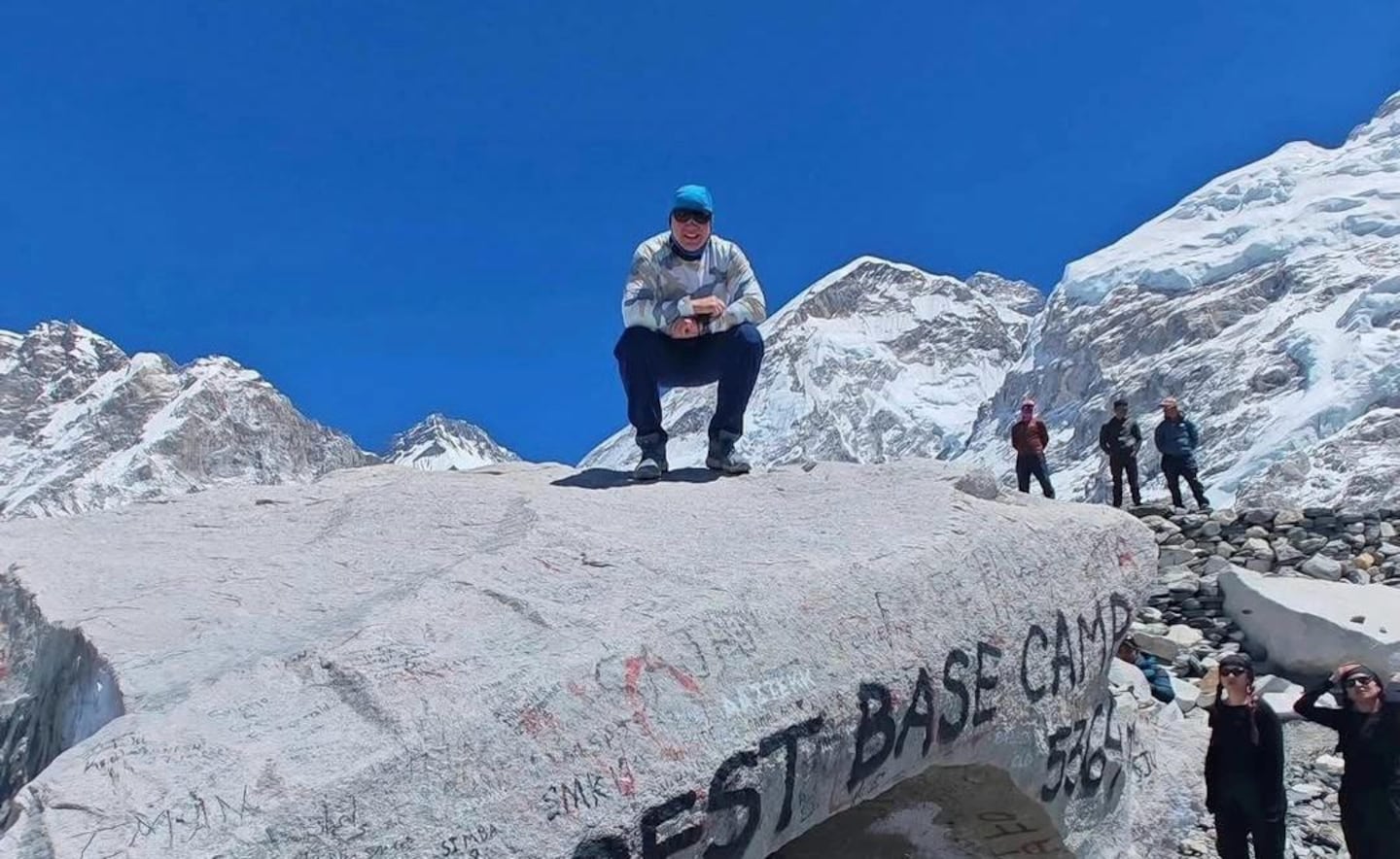 Exmundialista costarricense de Italia 90 celebra su cumpleaños número 60 en la montaña más alta del planeta