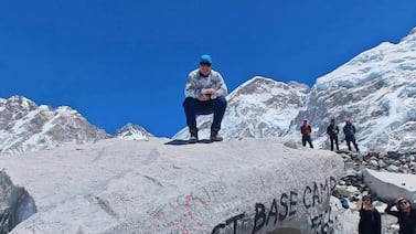 Exmundialista costarricense de Italia 90 celebra su cumpleaños número 60 en la montaña más alta del planeta