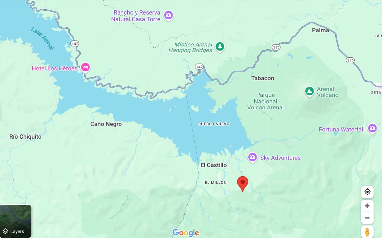 La marca roja indica el punto del deslizamiento y a la par se ve el río Piedras Negras que llevó palos, lodo y piedras hasta el lago Arenal por el sector de El Castillo. Imagen: Google maps.