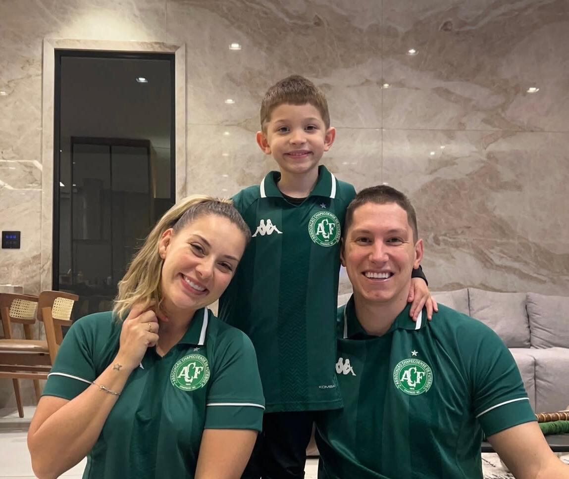 El ahora cantante Jakson Follman junto a su familia, en una imagen de noviembre de este año.