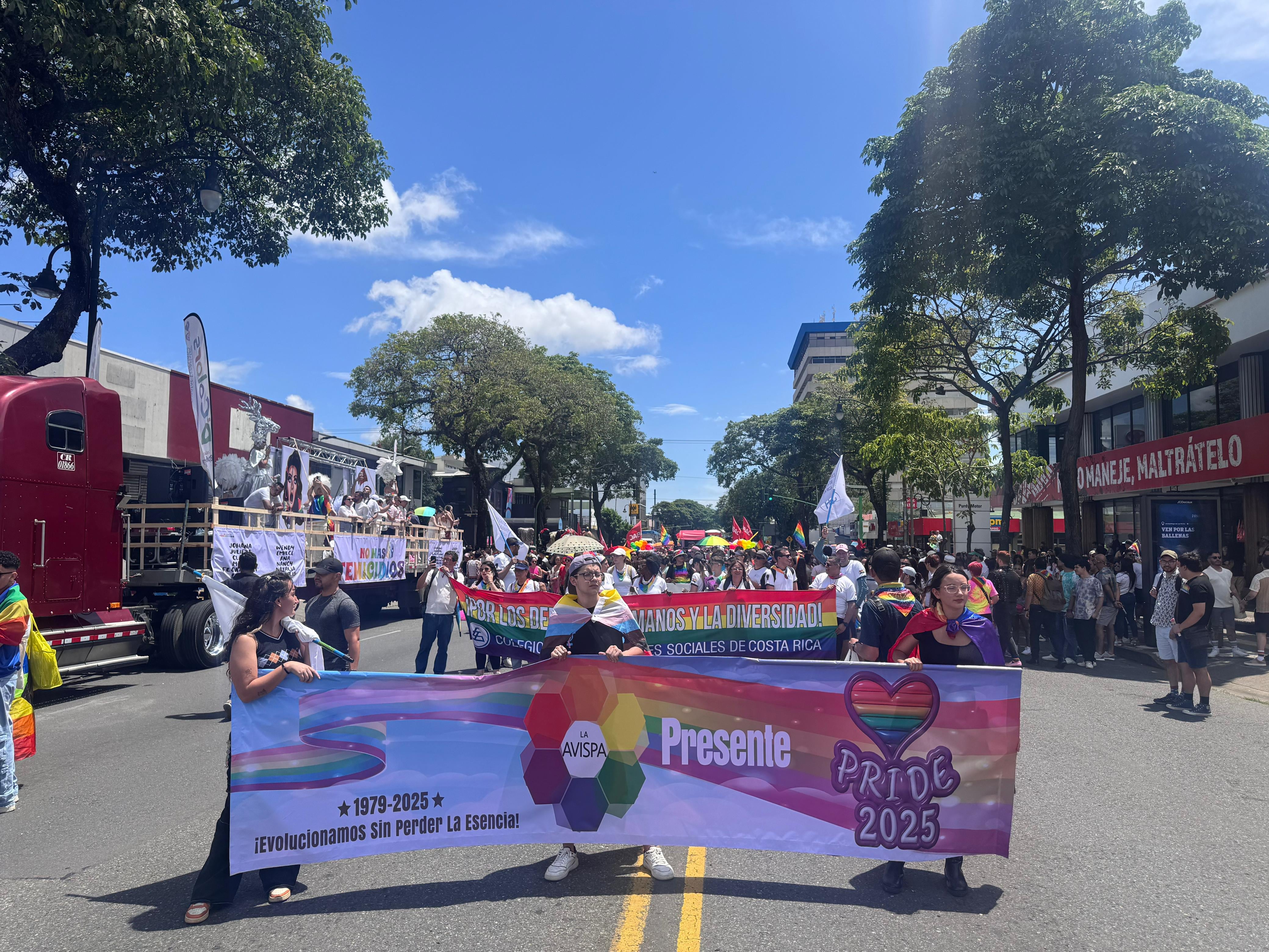 La fiesta de la diversidad tomó las calles de San José este domingo 29 de junio. El recorrido nació en el paseo Colón.
