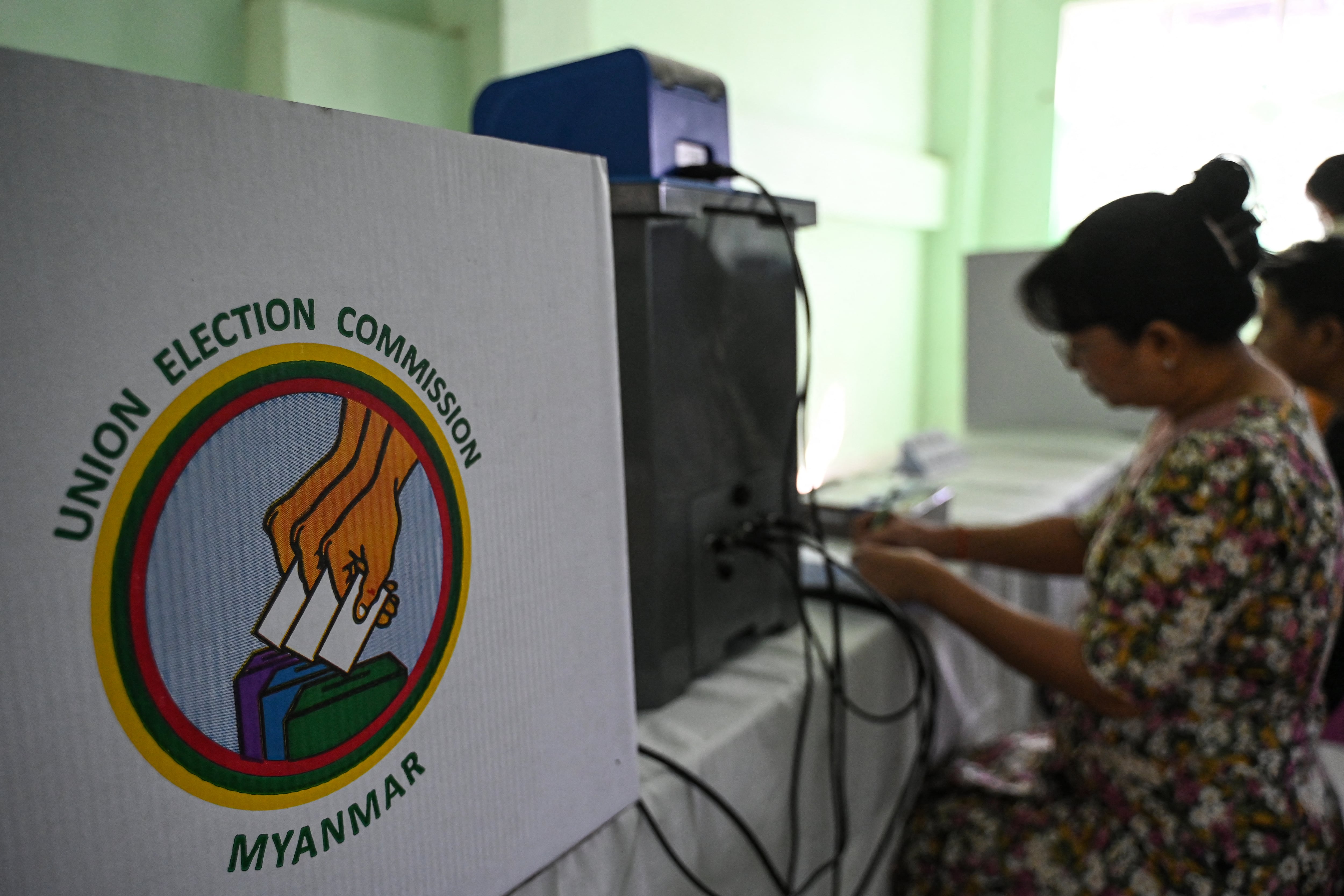 Las elecciones se celebran bajo la organización de la junta militar que tomó el poder tras el golpe de Estado de 2021.