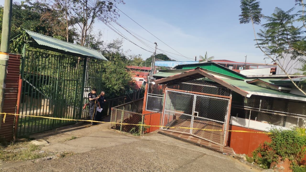 La quebrada donde apareció el cuerpo queda detrás de eseta casa en barrio María Auxiliadora de San Isidro. Foto: Mario Cordero.