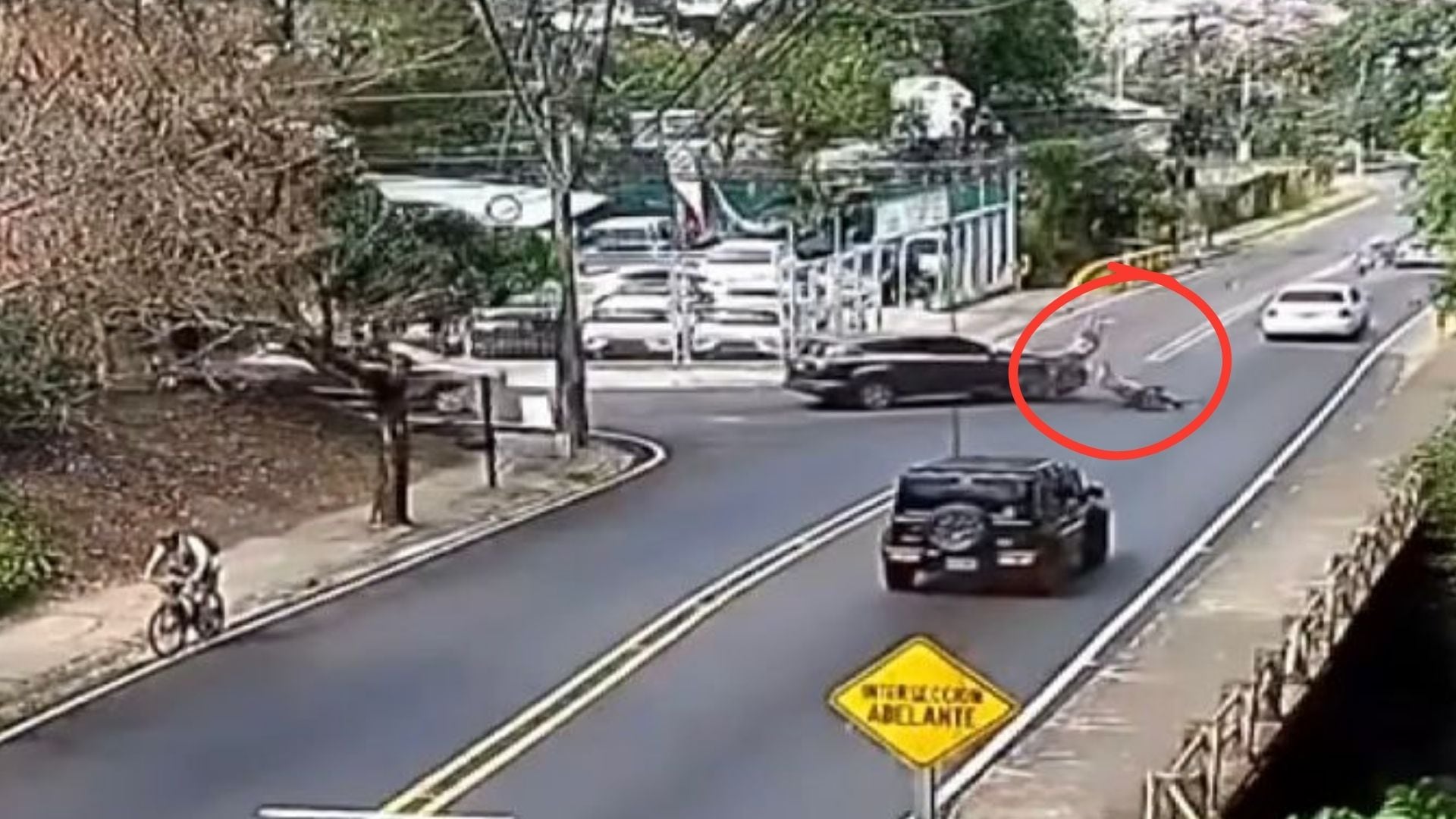 Un conductor ebrio embistió a un motociclista en Escazú.