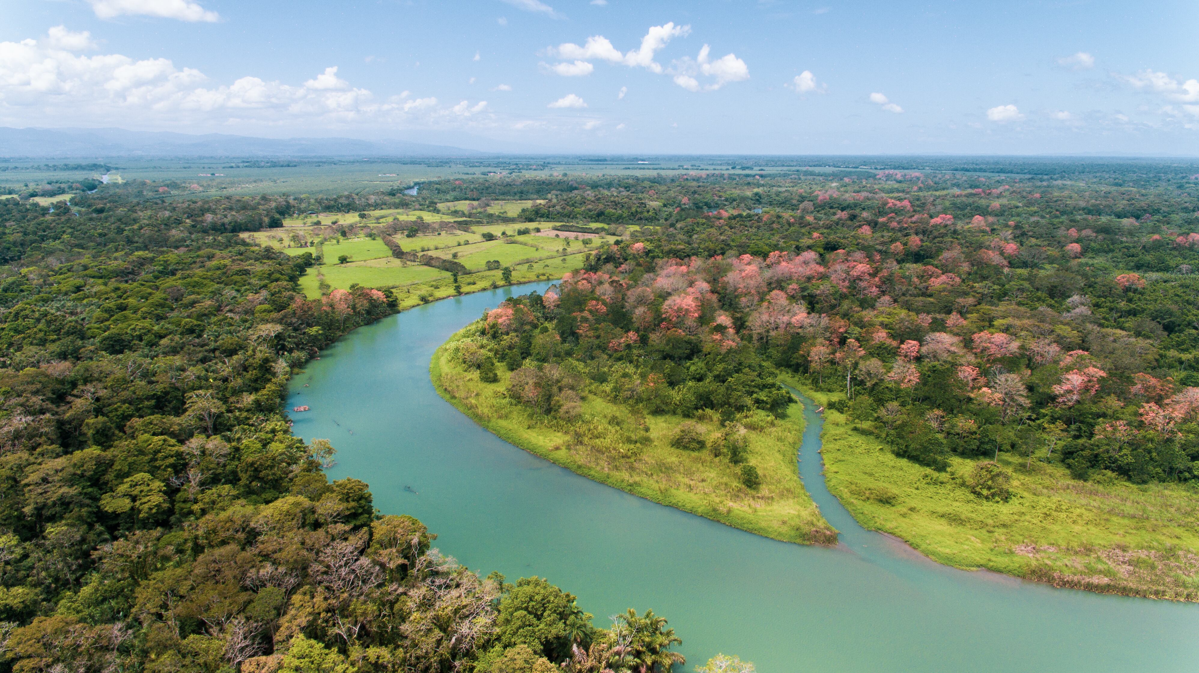 La panorámica del río Chirripó a su paso por Matina. Este es uno de lo sitios que promueve ese cantón con su marca "Matina, tierra de inspiración”. Foto: cortesía