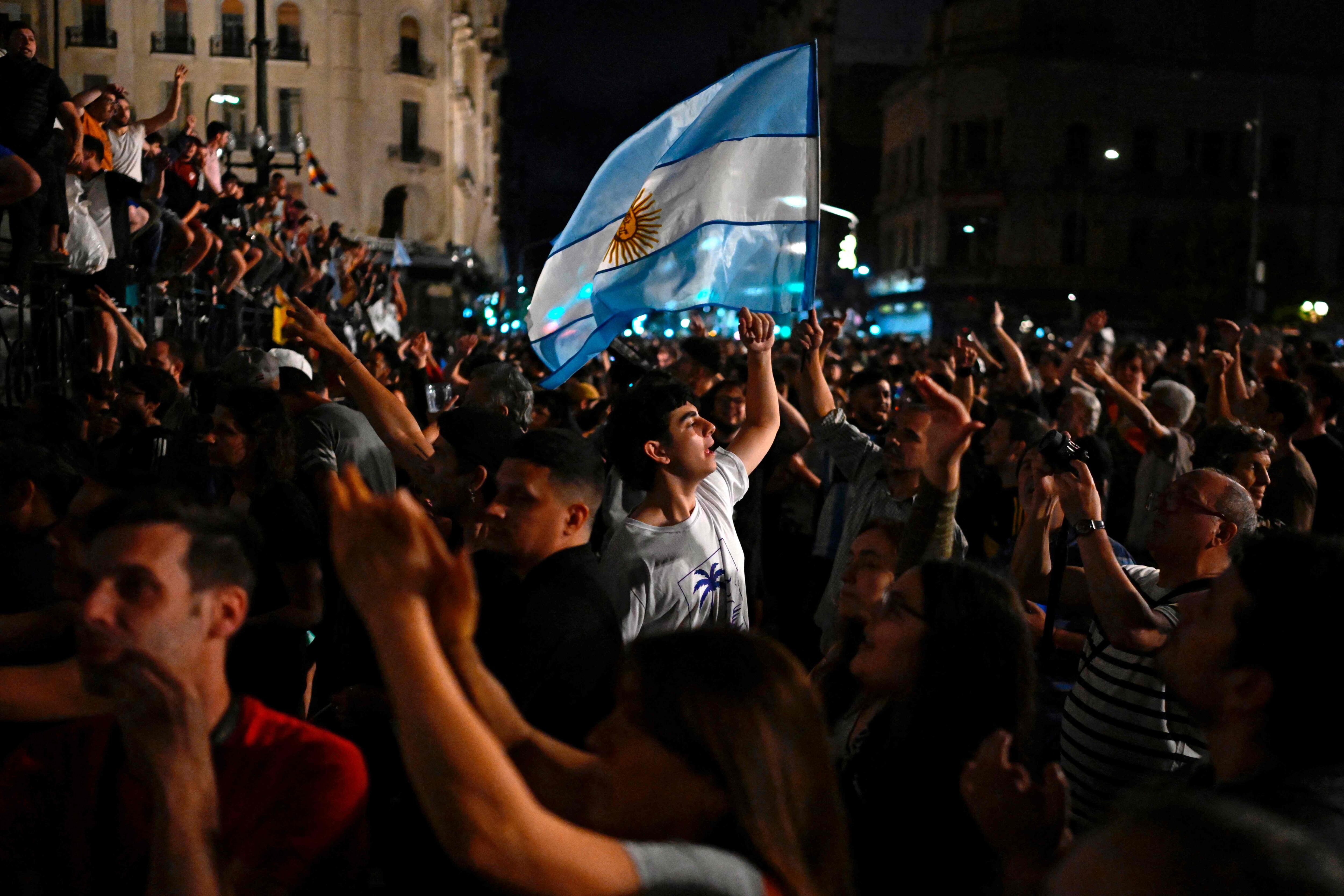 Los argentinos se manifestaron contra el nuevo gobierno del presidente argentino Javier Milei frente al Congreso Nacional, en Buenos Aires. El nuevo líder de Argentina, Javier Milei, dio a conocer este miércoles una serie de medidas para desregular la economía en dificultades del país , eliminando o cambiando más de 300 normas mediante decreto presidencial, incluidas las relativas a alquileres y prácticas laborales. (Foto de Luis ROBAYO/AFP)