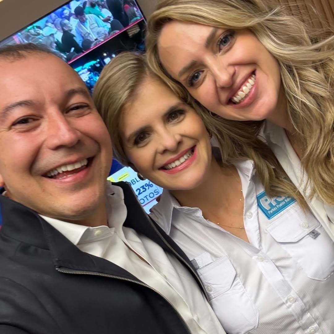 En la imagen la presidenta electa Laura Fernández posa junto a la entrenadora de discurso mexicana Paulina Amozurrutia, y el estratega Danny Quirós.