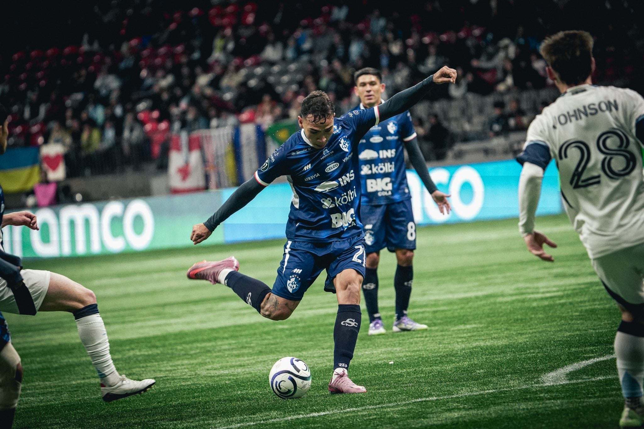 Ricardo Márquez saca un remate en el partido entre Vancouver Whitecaps y Cartaginés.