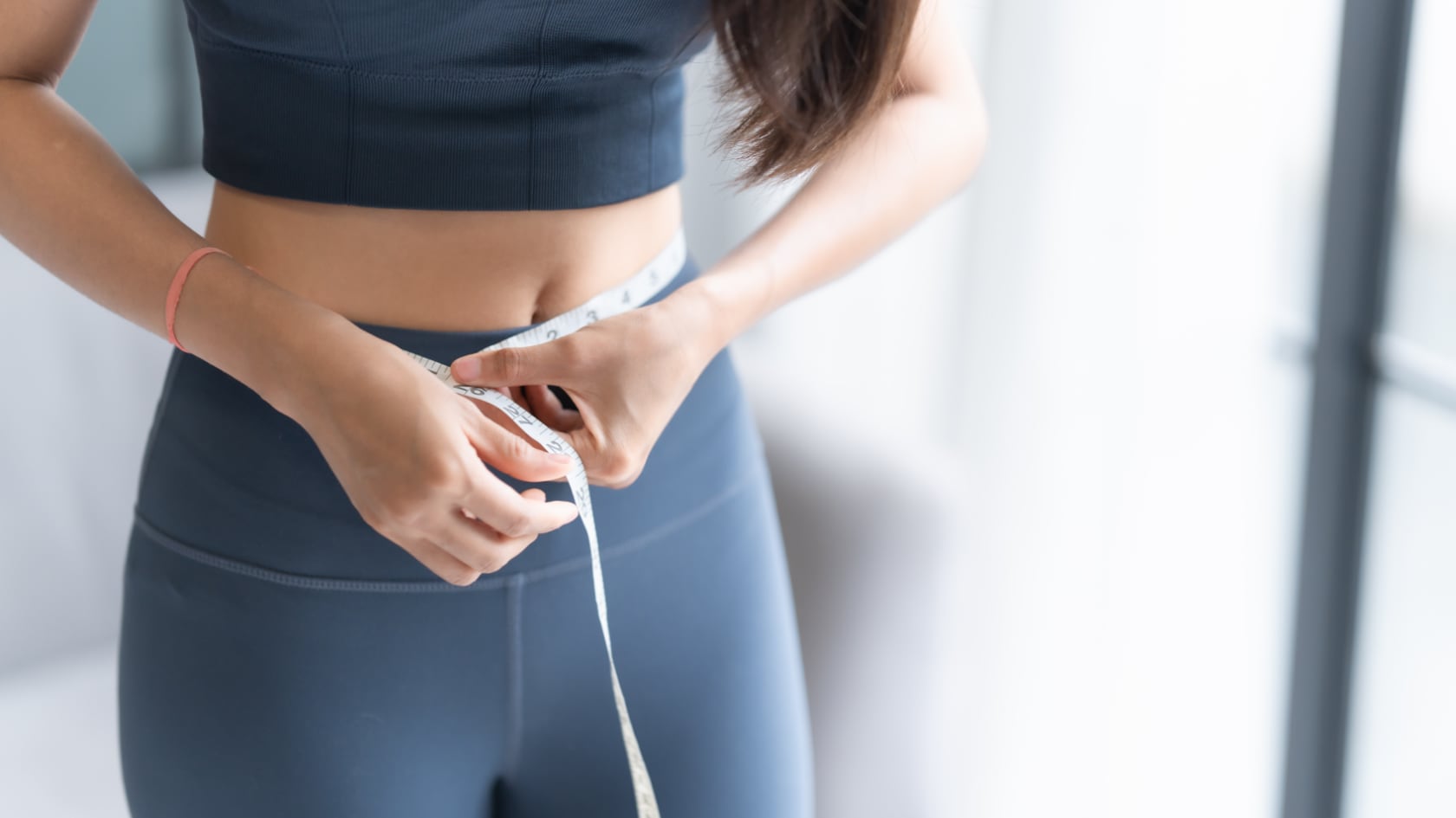 La estabilidad de la glucosa influye en el control del peso. Ajustes cotidianos en la alimentación ayudan a reducir picos y mejorar el metabolismo.