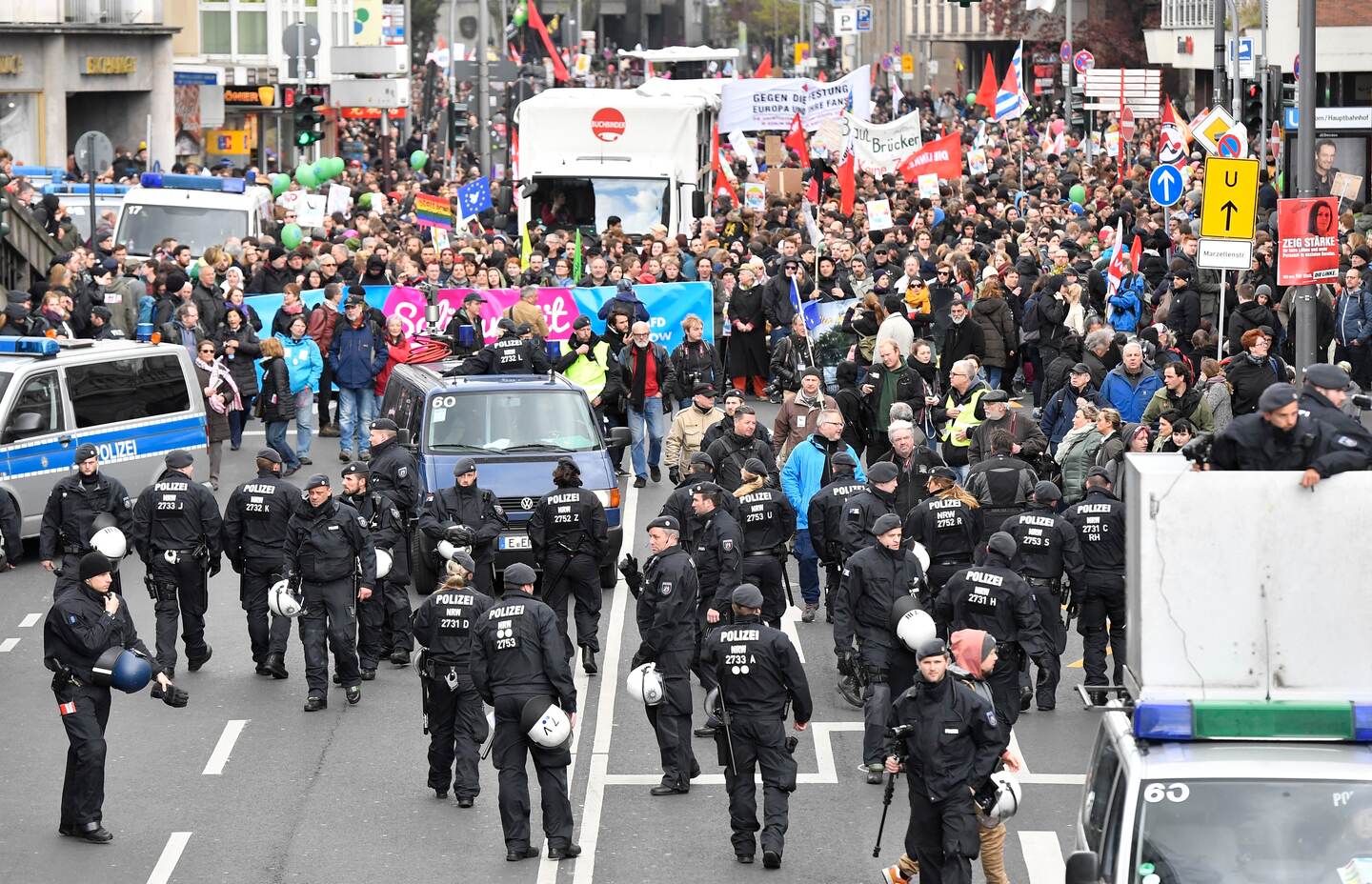 La policía custodiaba el sábado una protesta contra la convención del partido AfD en la Colonia, Alemania.