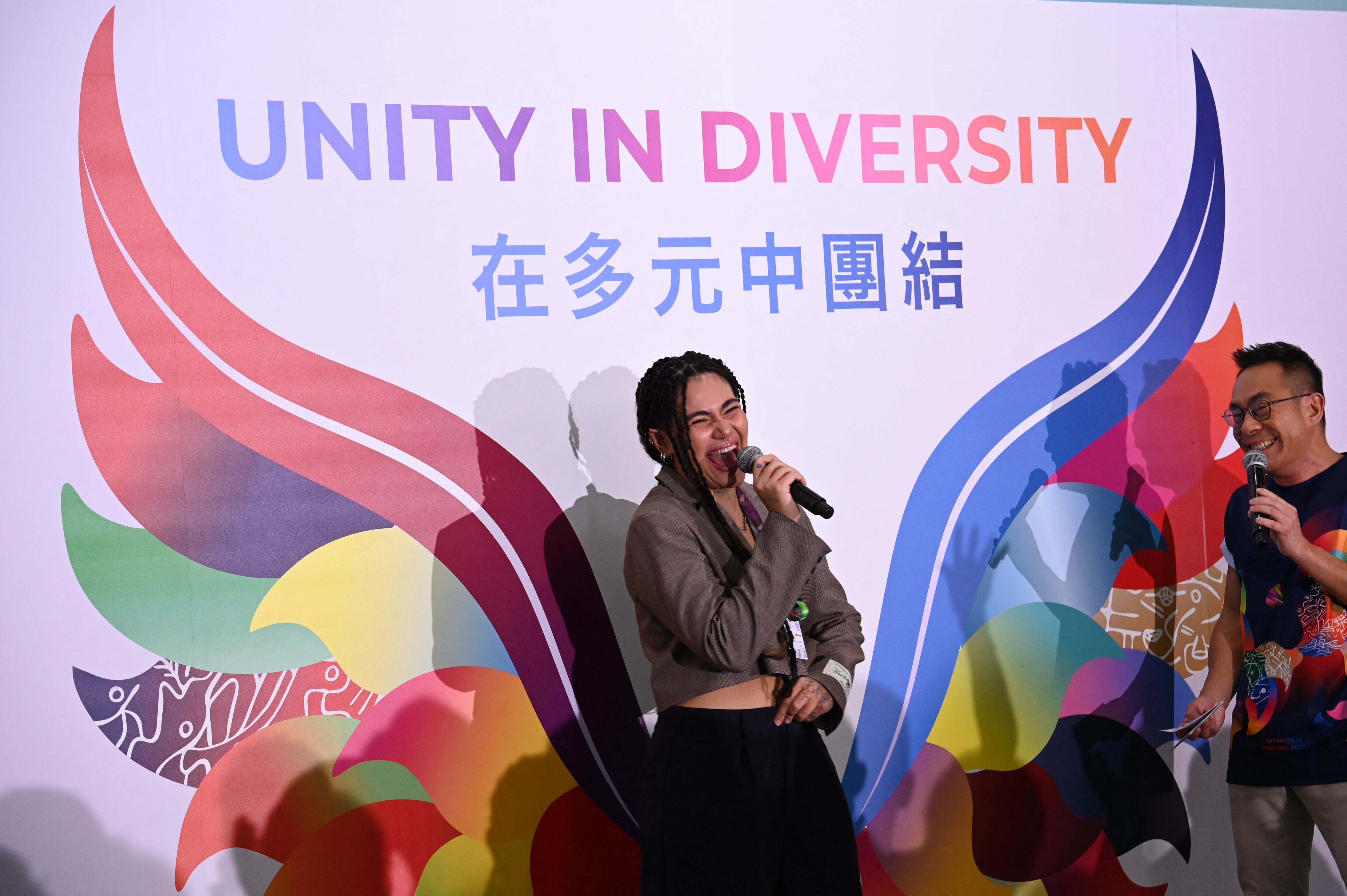 La cantante tailandesa Silvy Pavida Moriggi acude a una conferencia de prensa en los Gay Games del 2023 en Hong Kong. Esta competencia también incluye una variedad de espectáculos artísticos.