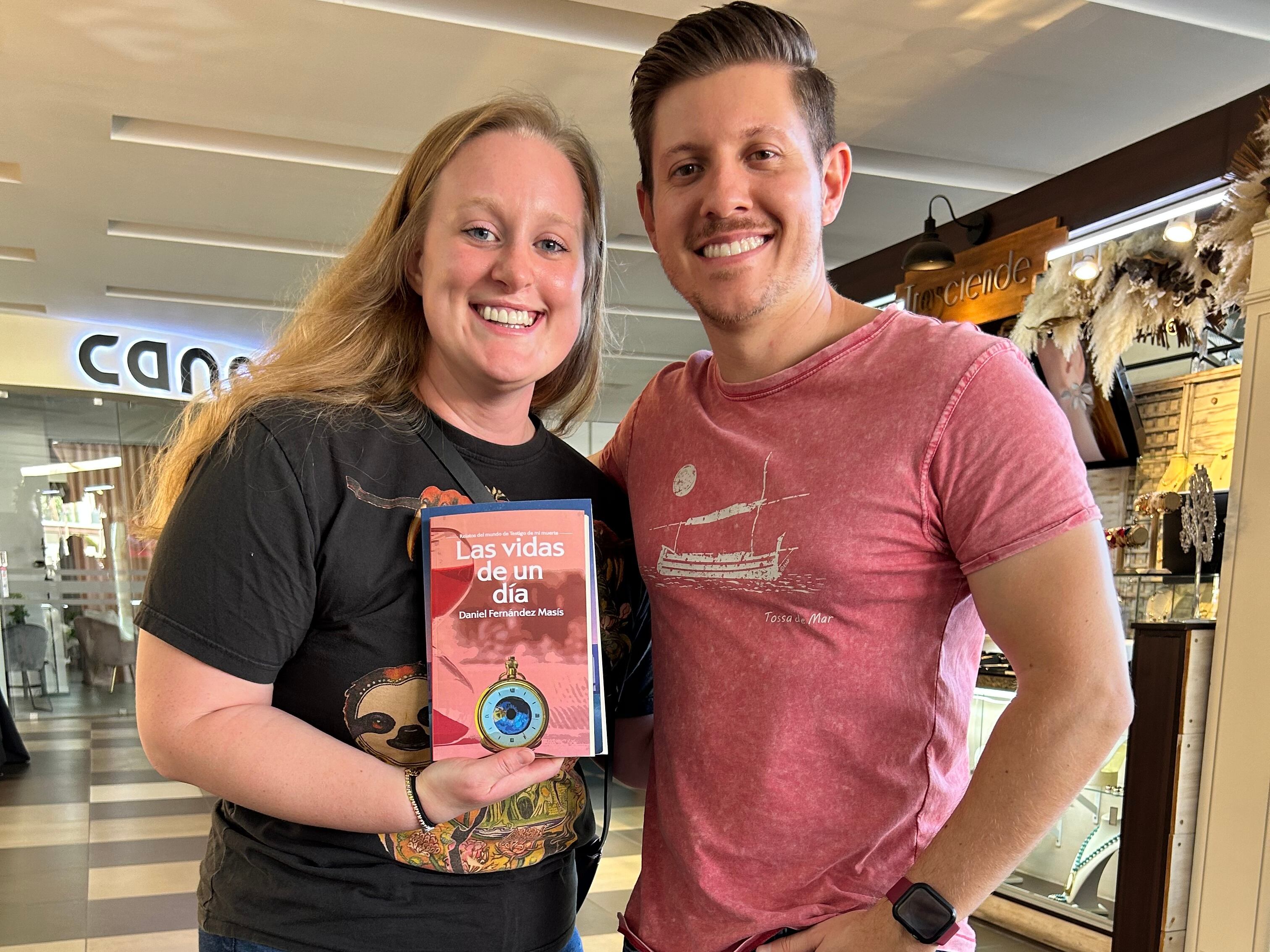 Daniel Fernández posa junto a una lectora que consiguió su nuevo libro en preventa. Foto: Cortesía
