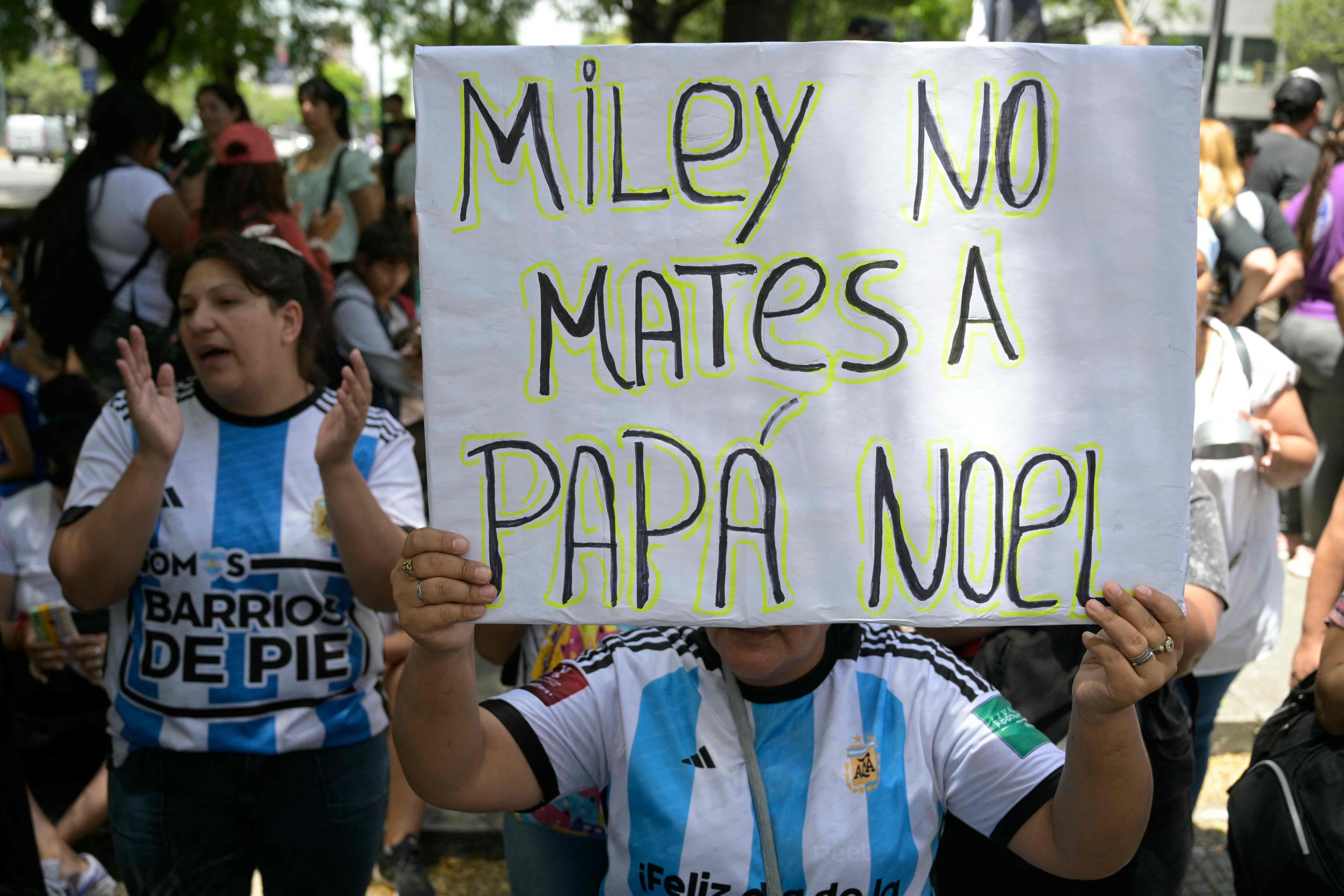 Integrantes de movimientos sociales se manifiestan frente al Ministerio de Capital Humano para solicitar alimentos para comedores sociales antes de Navidad en Buenos Aires este 22 de diciembre de 2023. (Foto de JUAN MABROMATA / AFP)