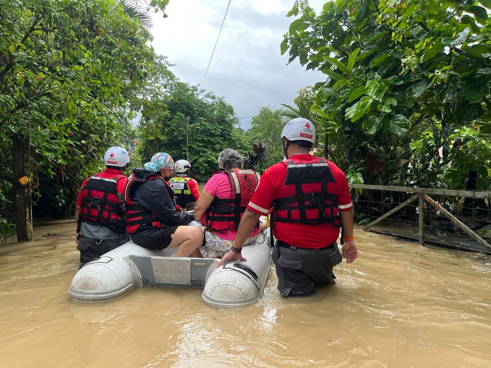 Rescate de personas en Limón.